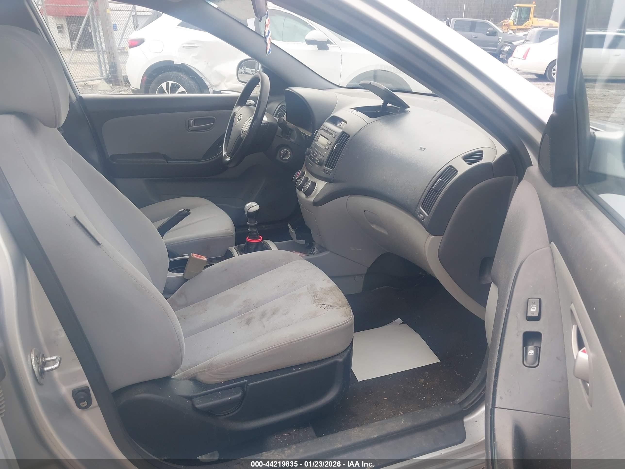 HYUNDAI ELANTRA image 5