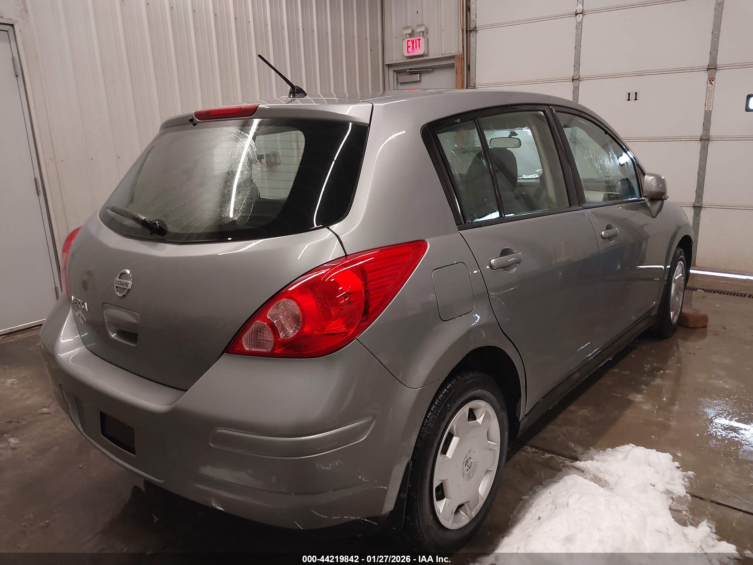 NISSAN VERSA image 4