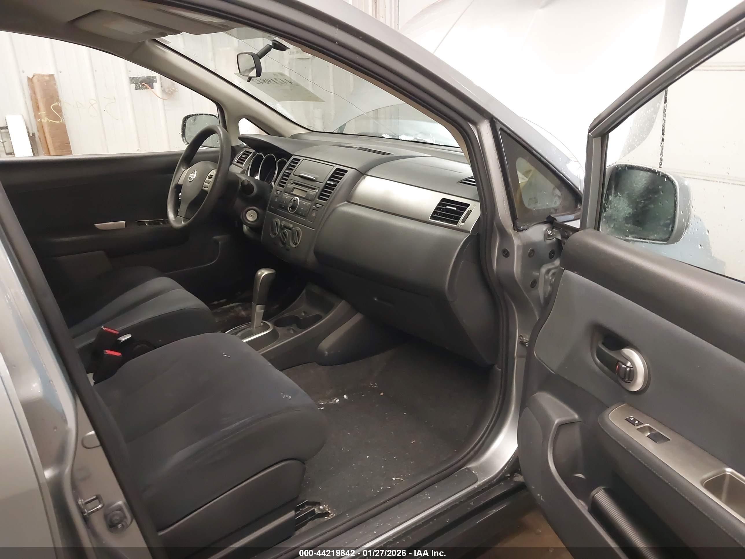 NISSAN VERSA image 5