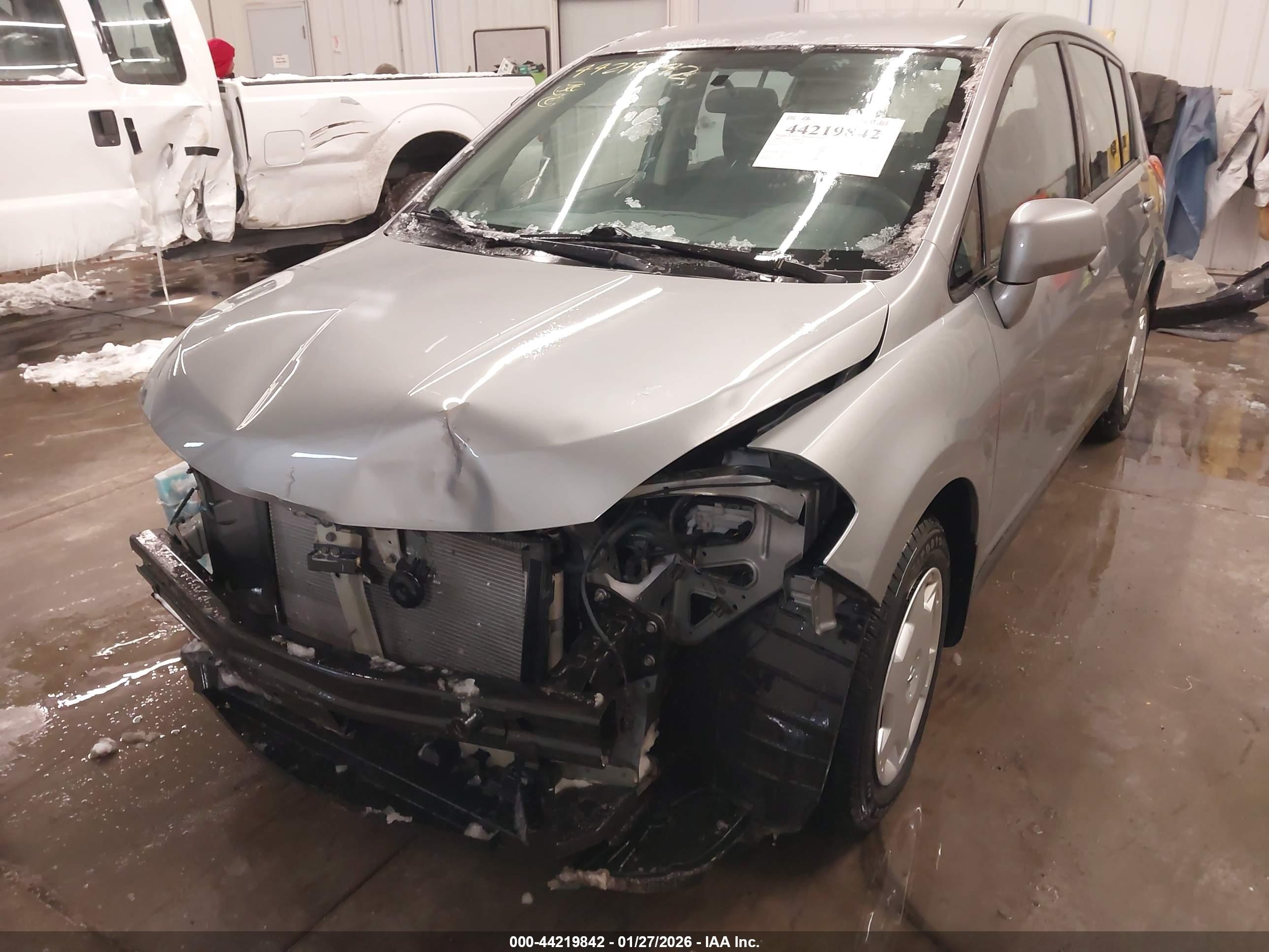 NISSAN VERSA image 6