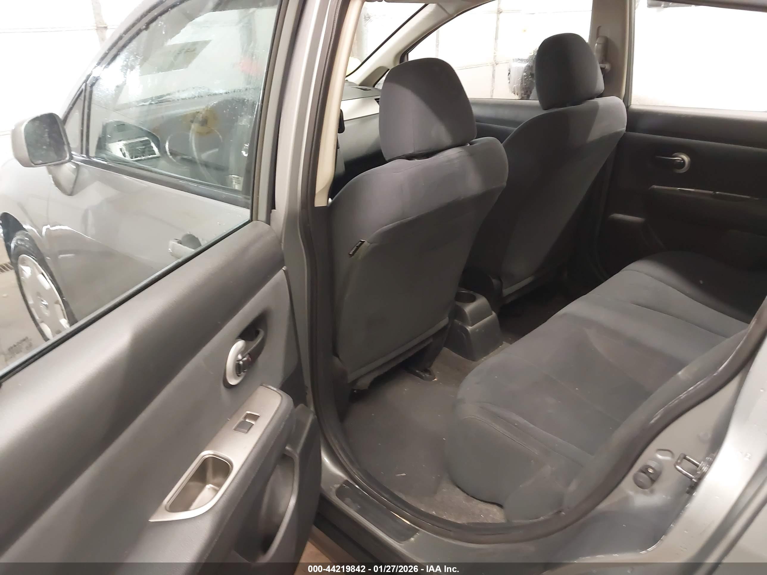 NISSAN VERSA image 8