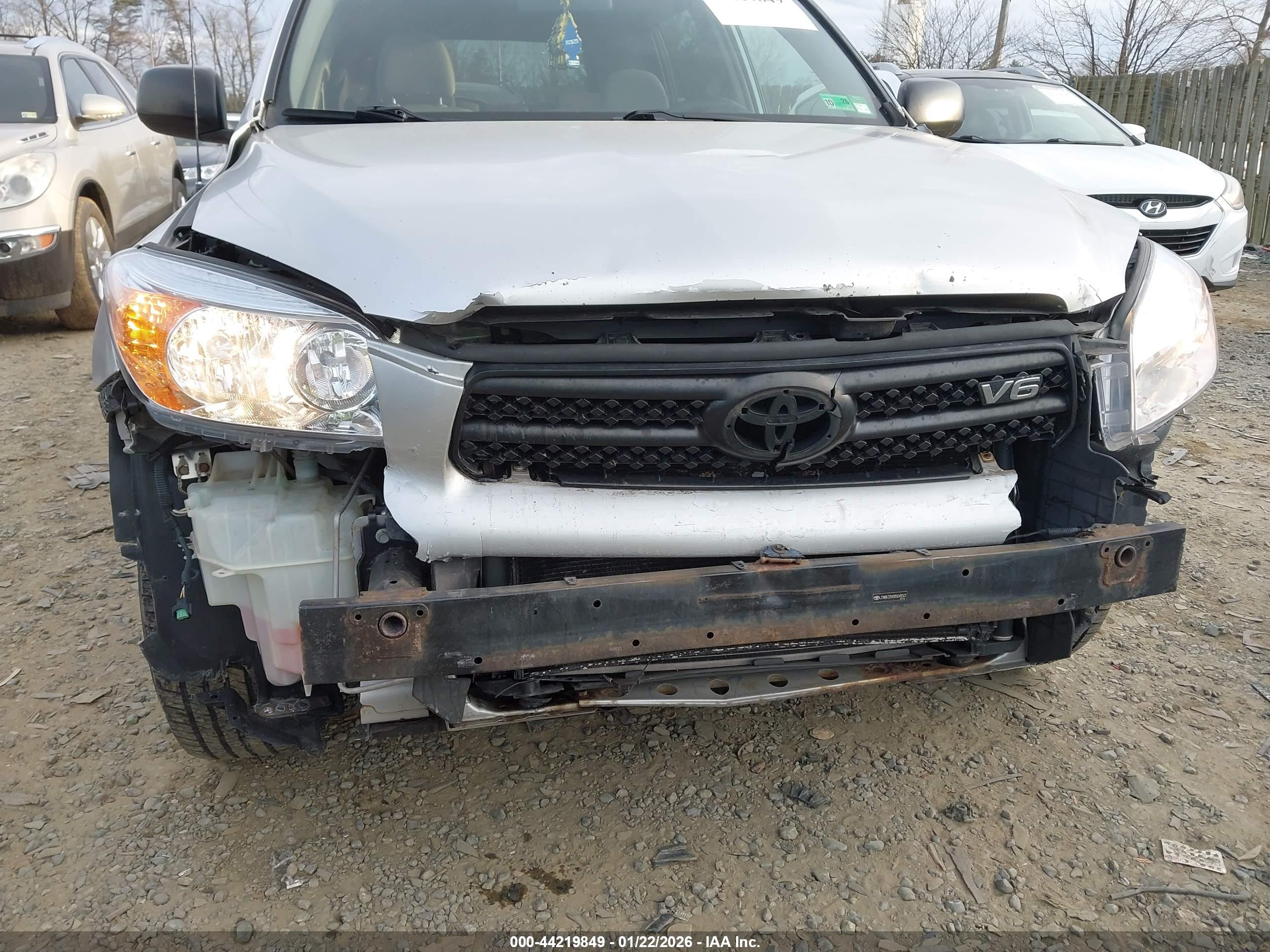 TOYOTA RAV4 image 6