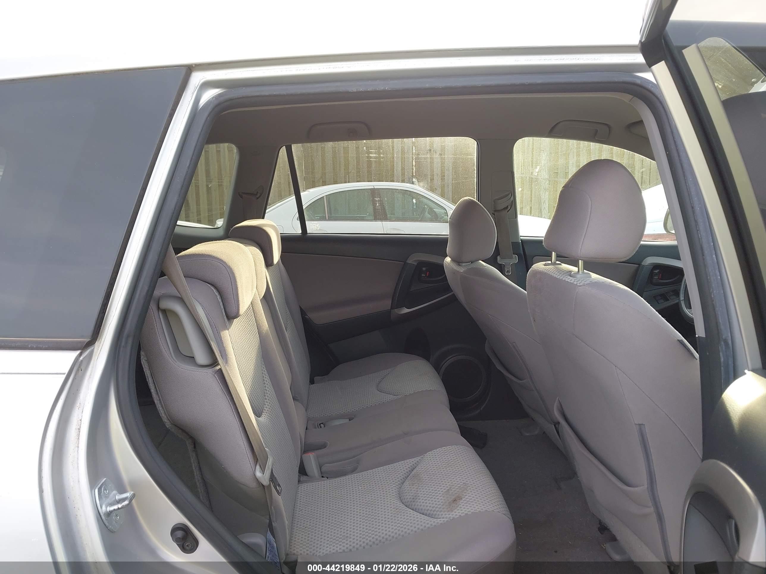 TOYOTA RAV4 image 8