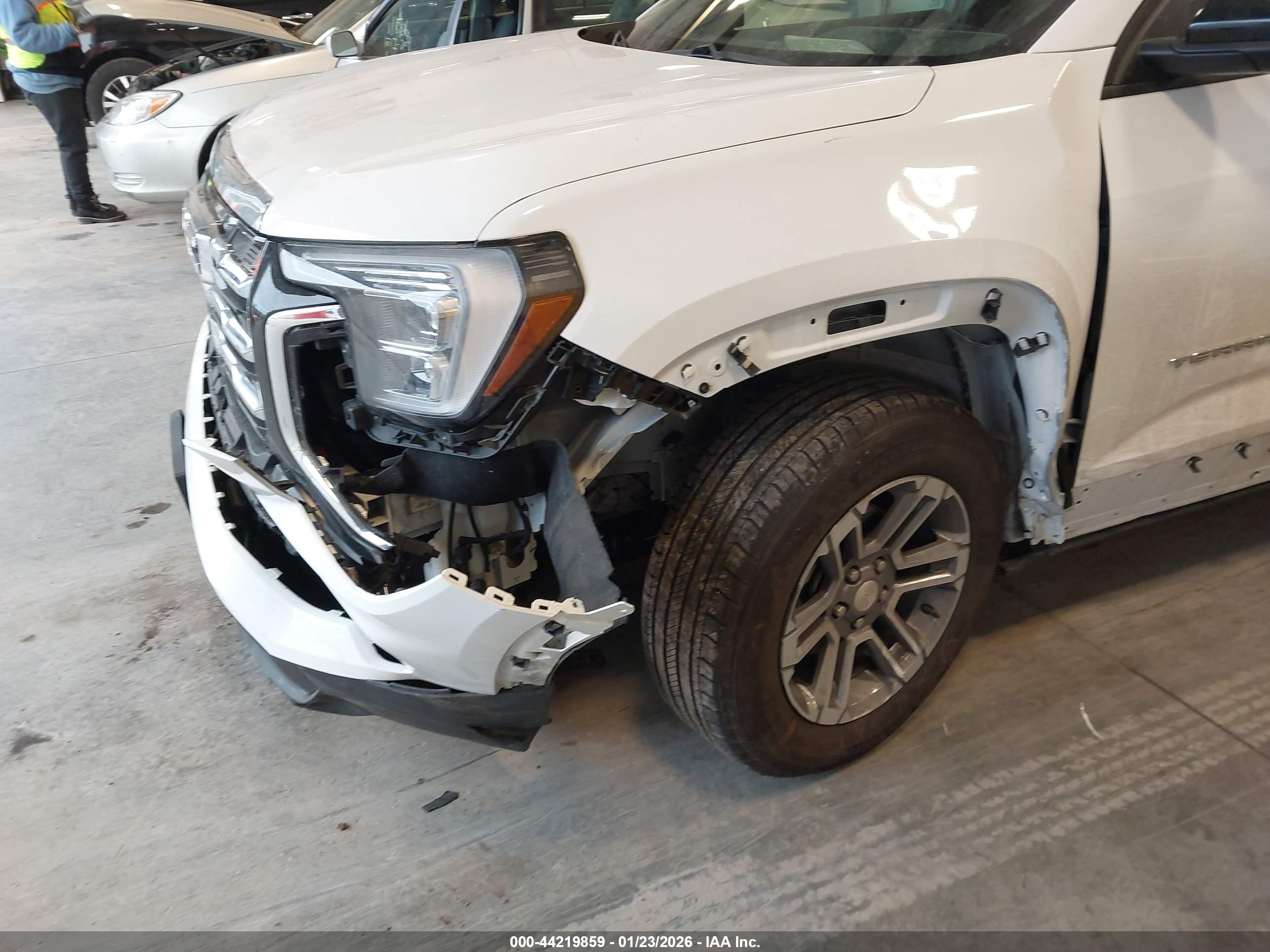 GMC TERRAIN image 6
