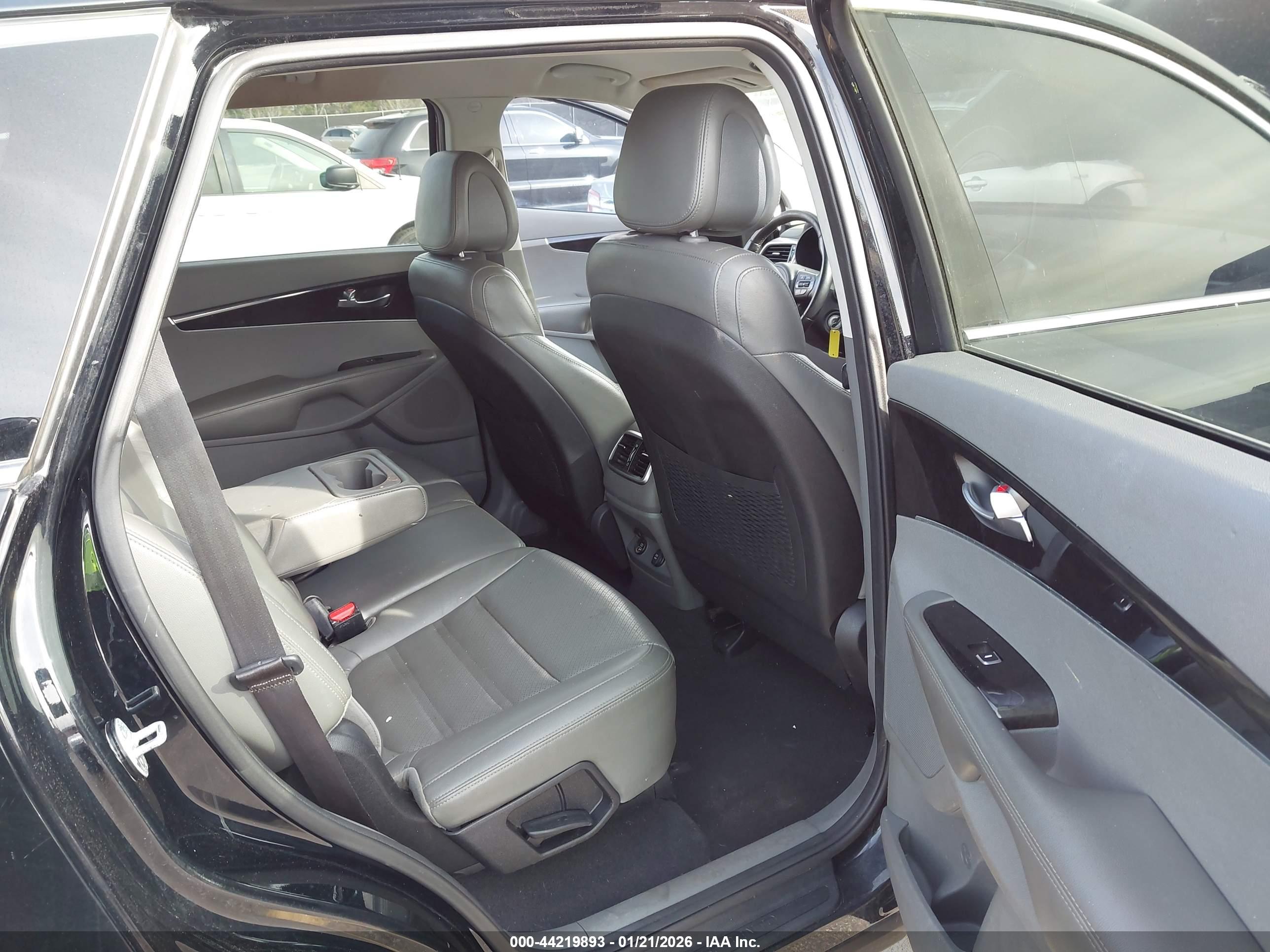 KIA SORENTO image 8