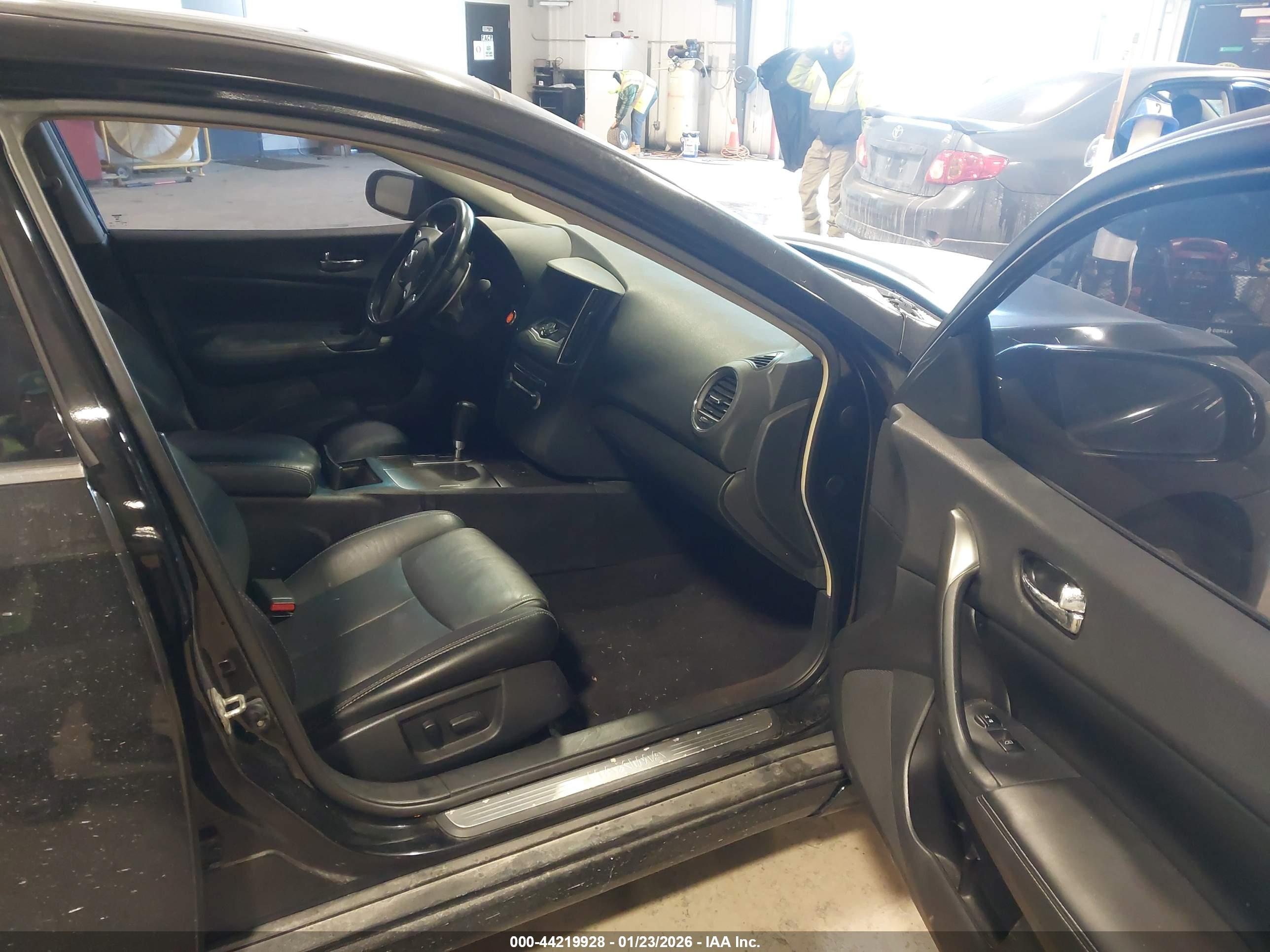 NISSAN MAXIMA image 5