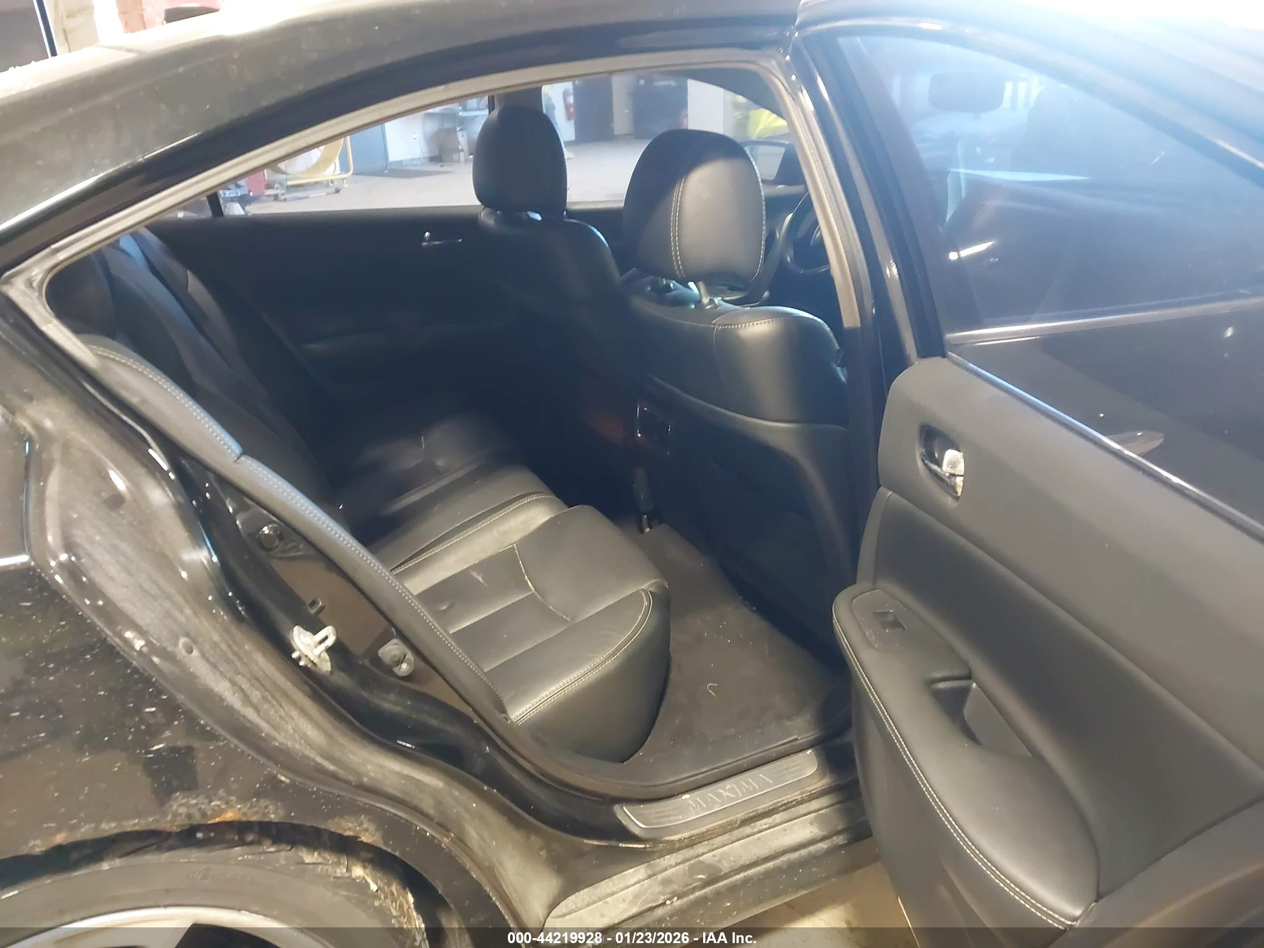 NISSAN MAXIMA image 8