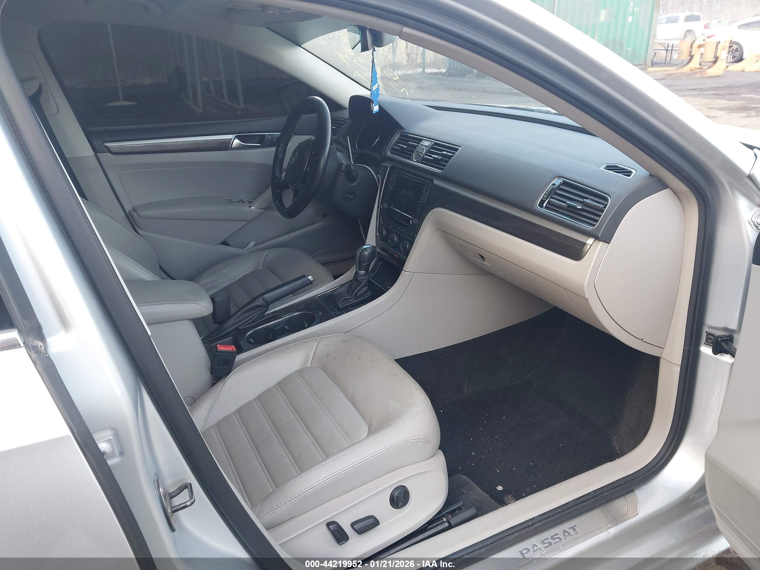VOLKSWAGEN PASSAT image 5