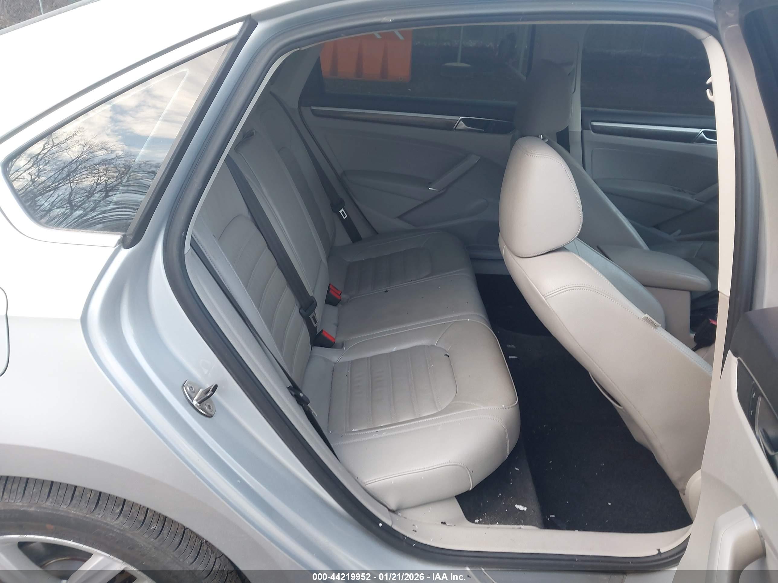 VOLKSWAGEN PASSAT image 8
