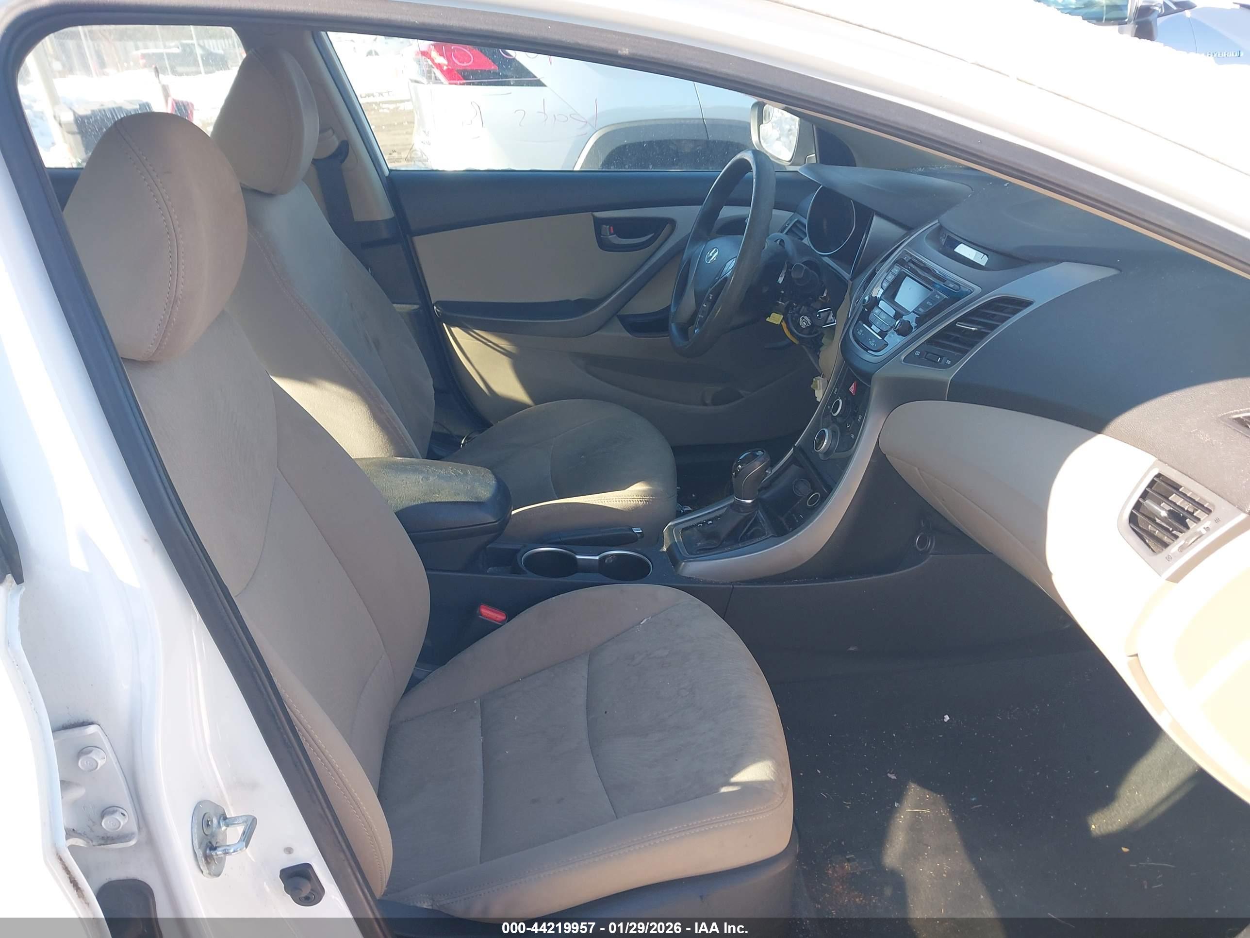 HYUNDAI ELANTRA image 5