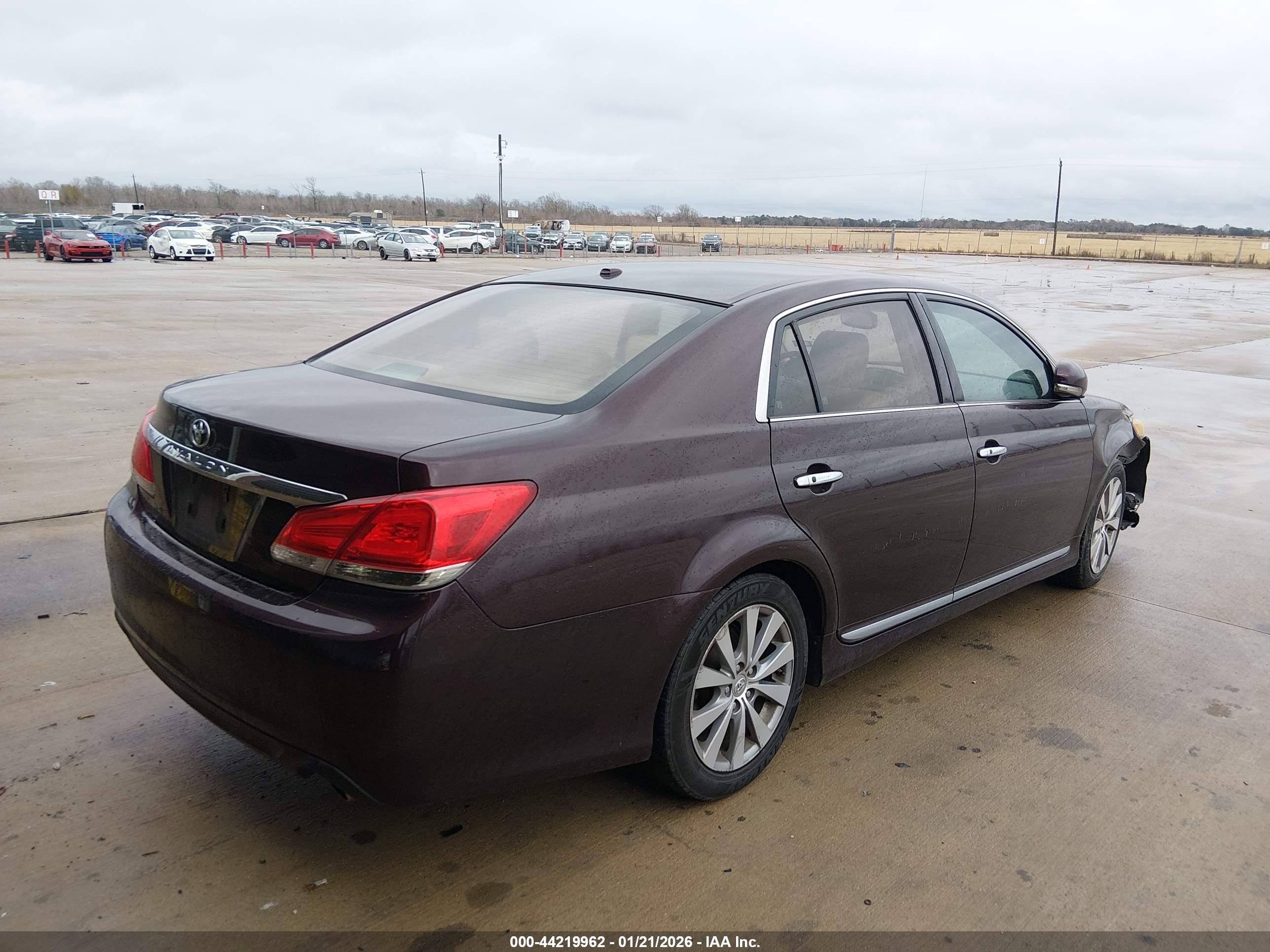 TOYOTA AVALON image 4