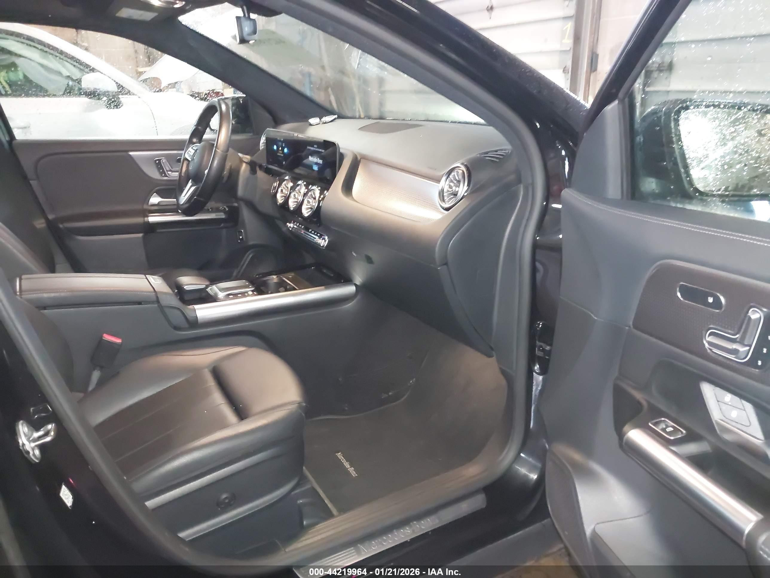 MERCEDES-BENZ GLA image 5