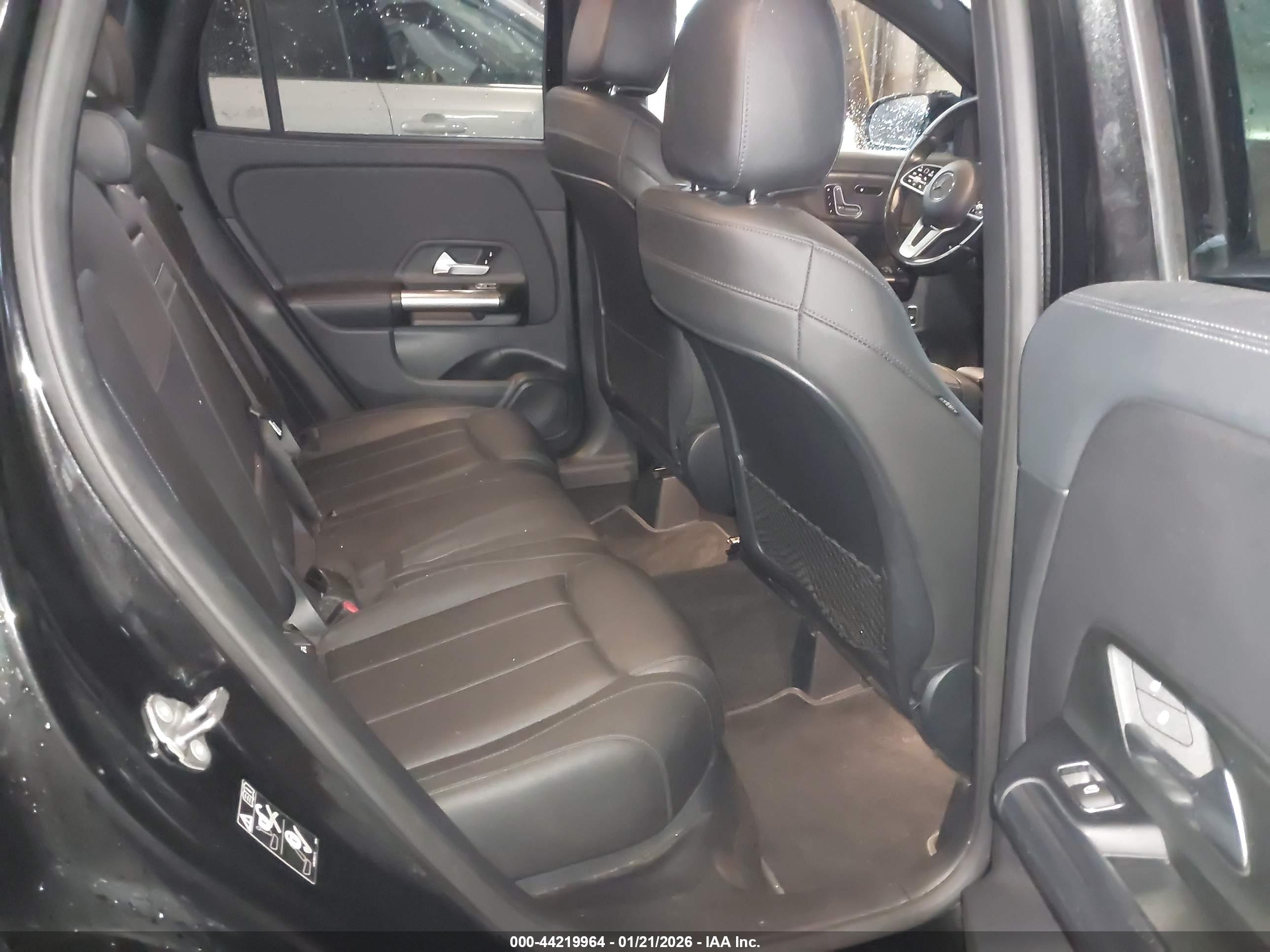 MERCEDES-BENZ GLA image 8