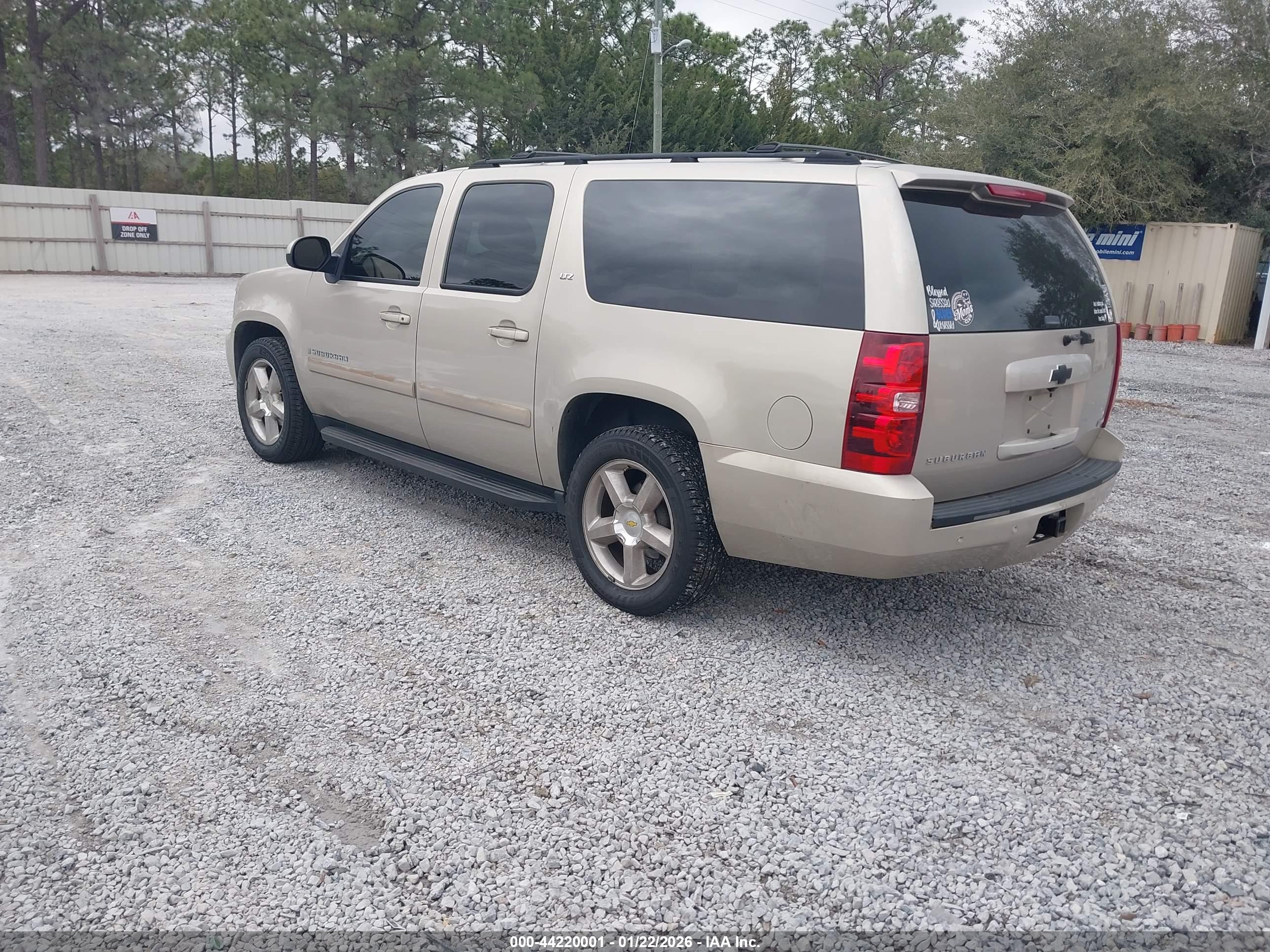 CHEVROLET SUBURBAN image 3