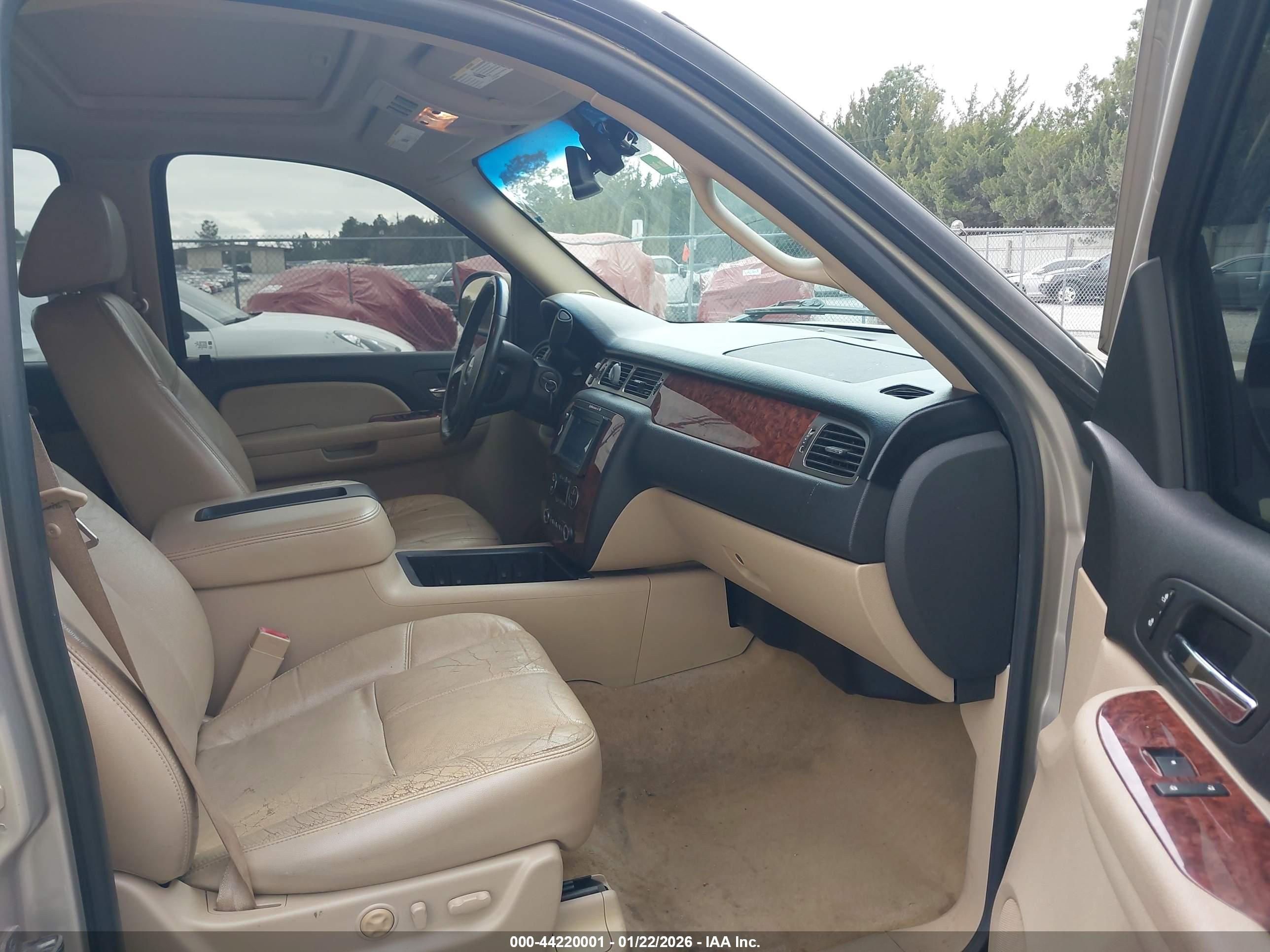 CHEVROLET SUBURBAN image 5
