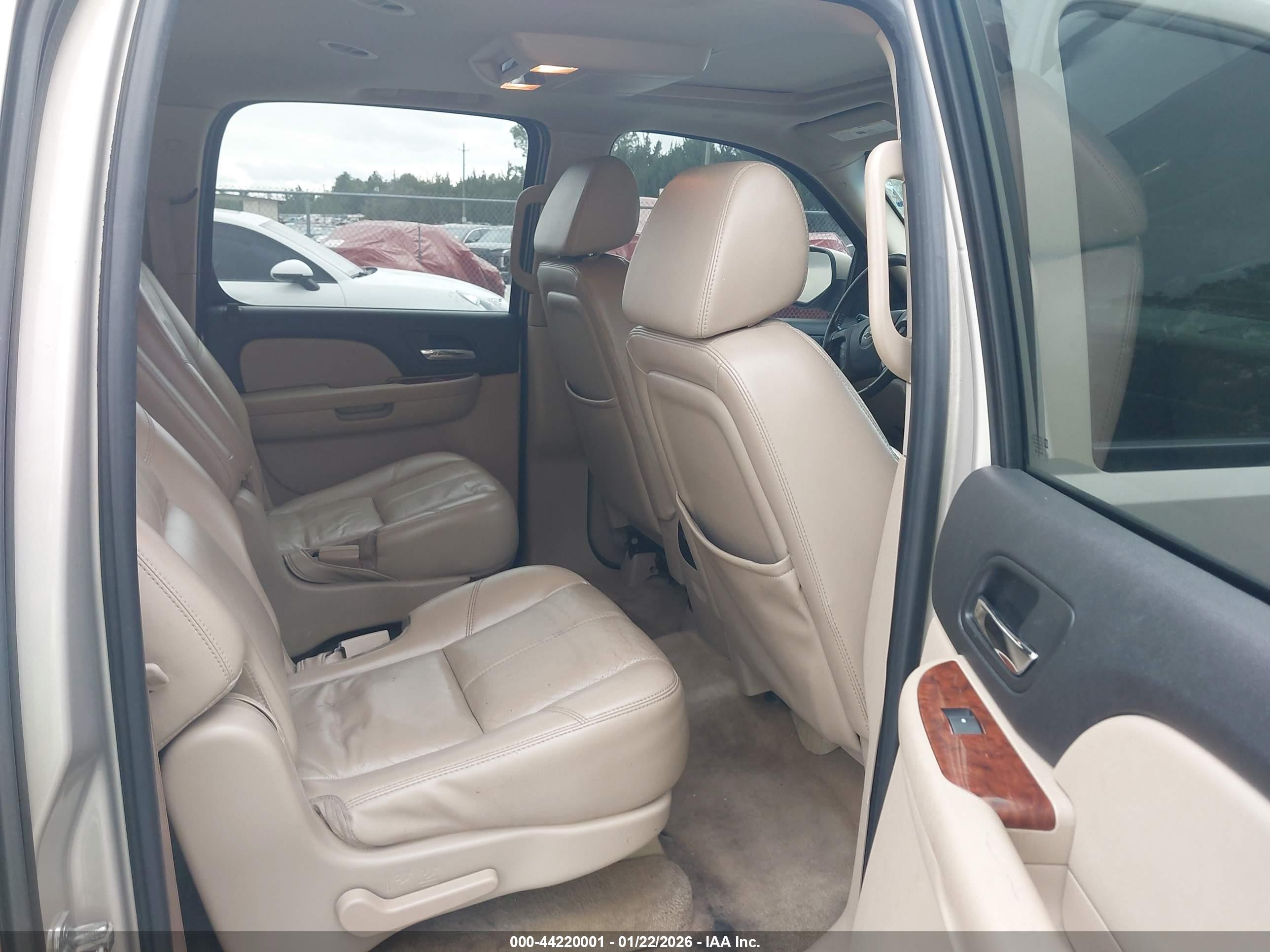 CHEVROLET SUBURBAN image 8