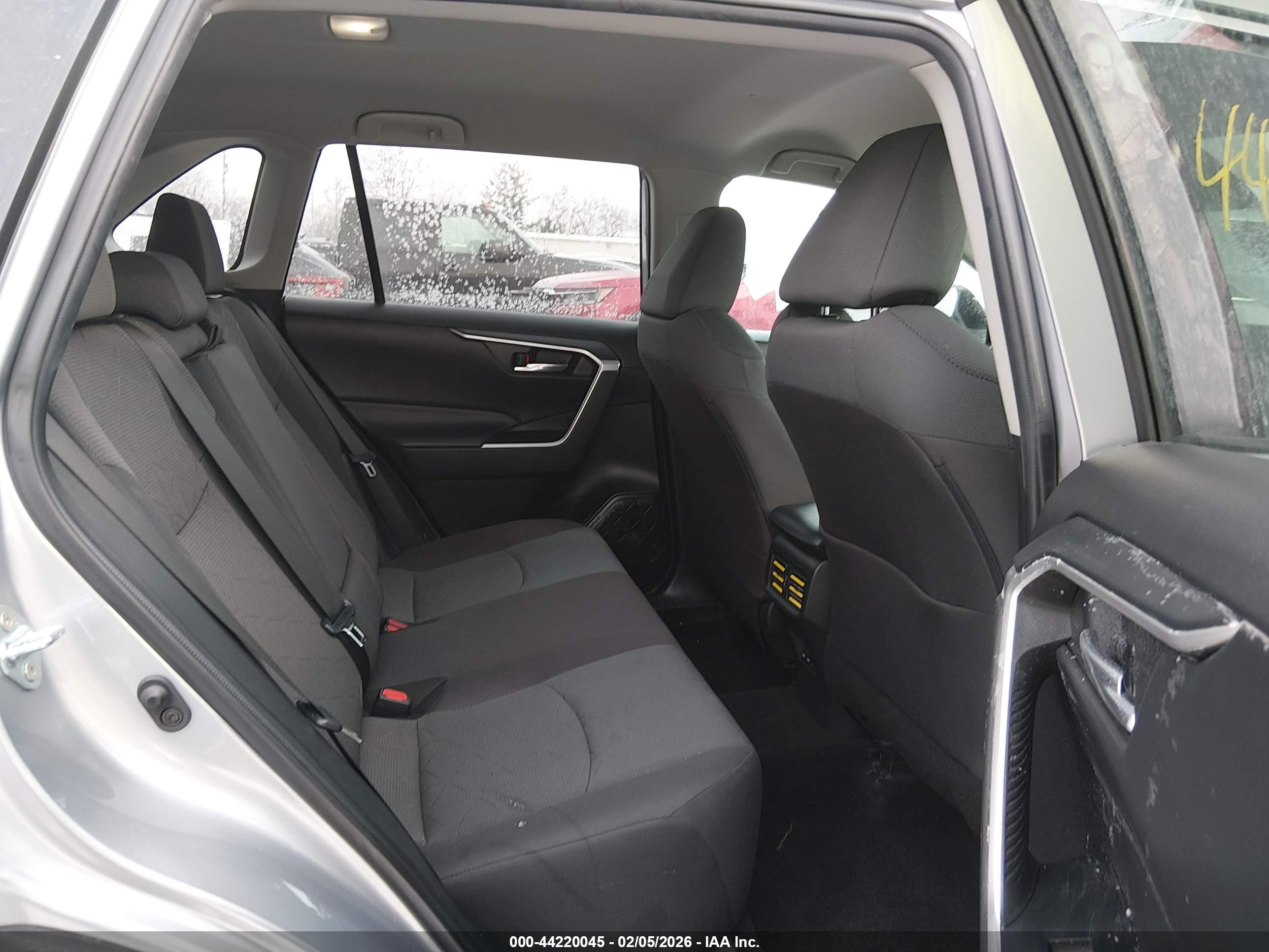 TOYOTA RAV4 image 8
