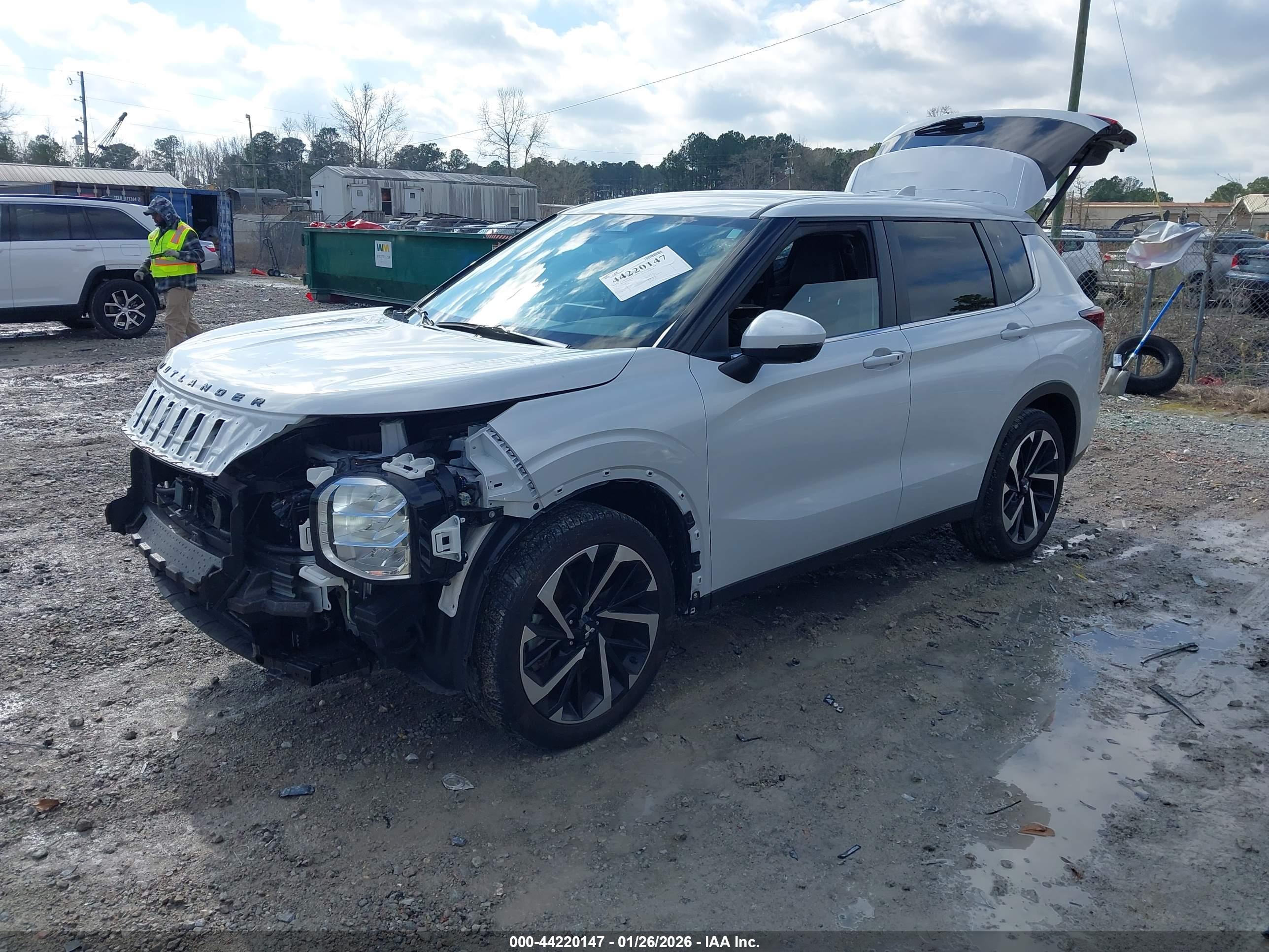 MITSUBISHI OUTLANDER image 2