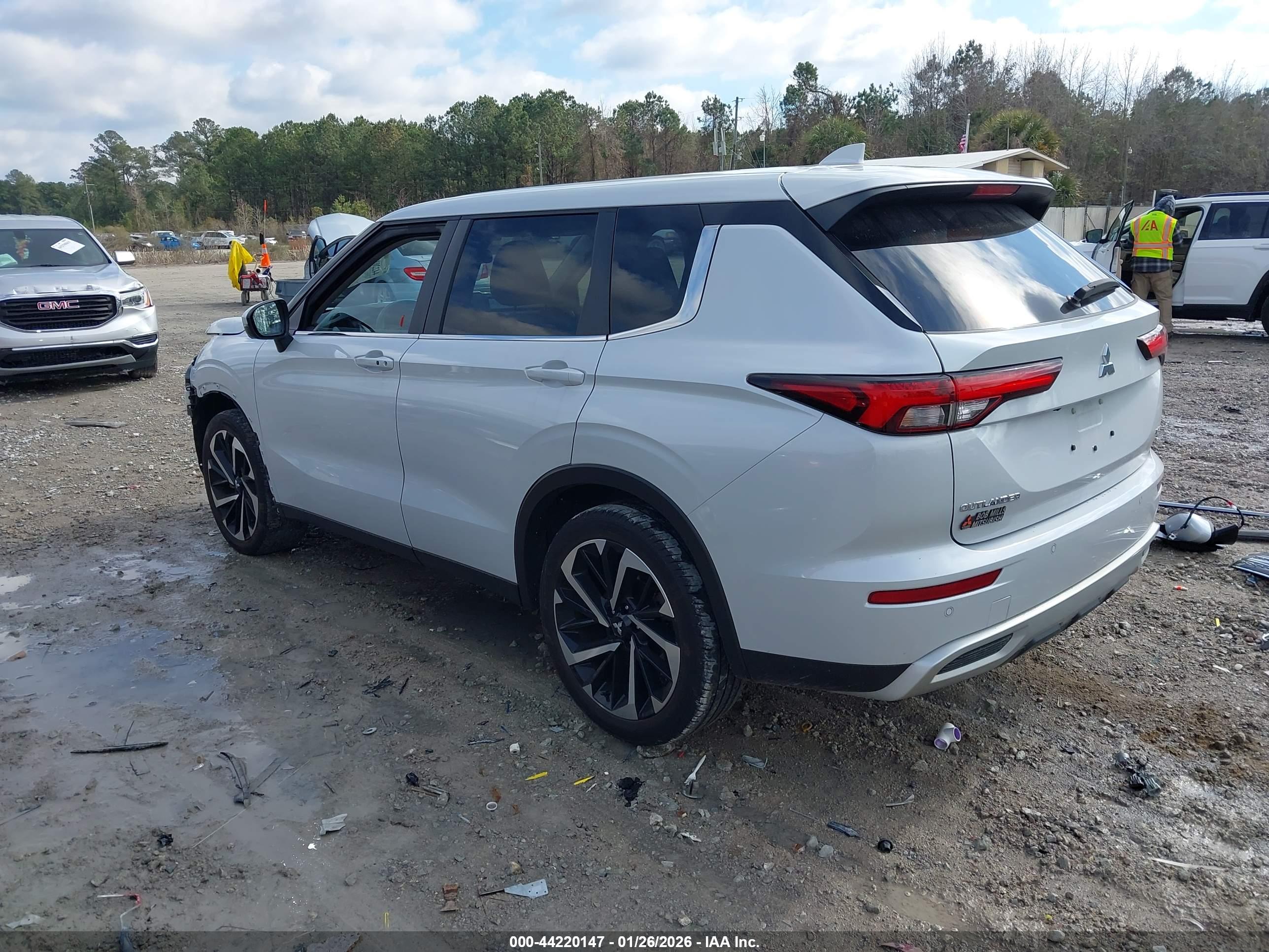 MITSUBISHI OUTLANDER image 3