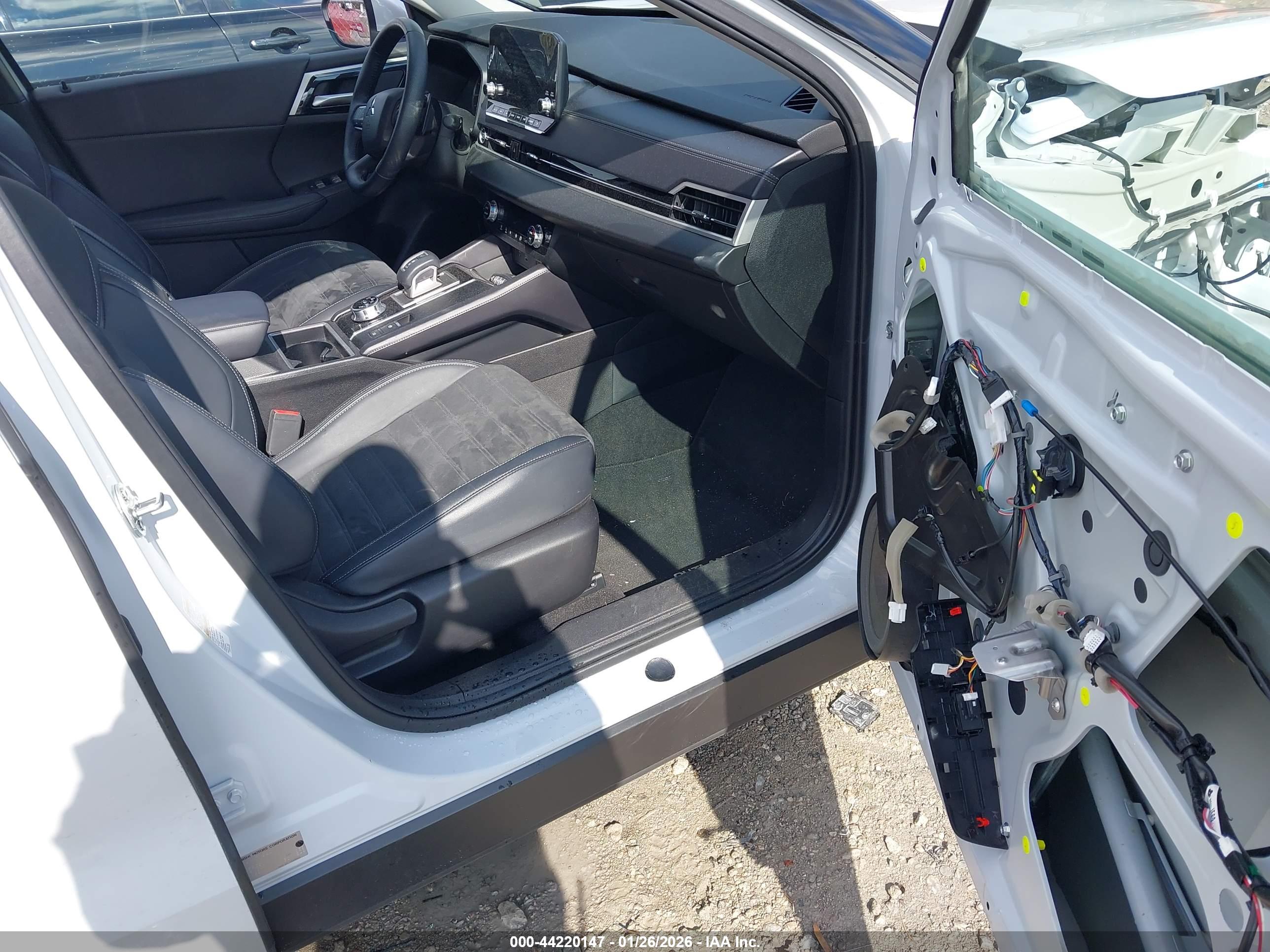 MITSUBISHI OUTLANDER image 5