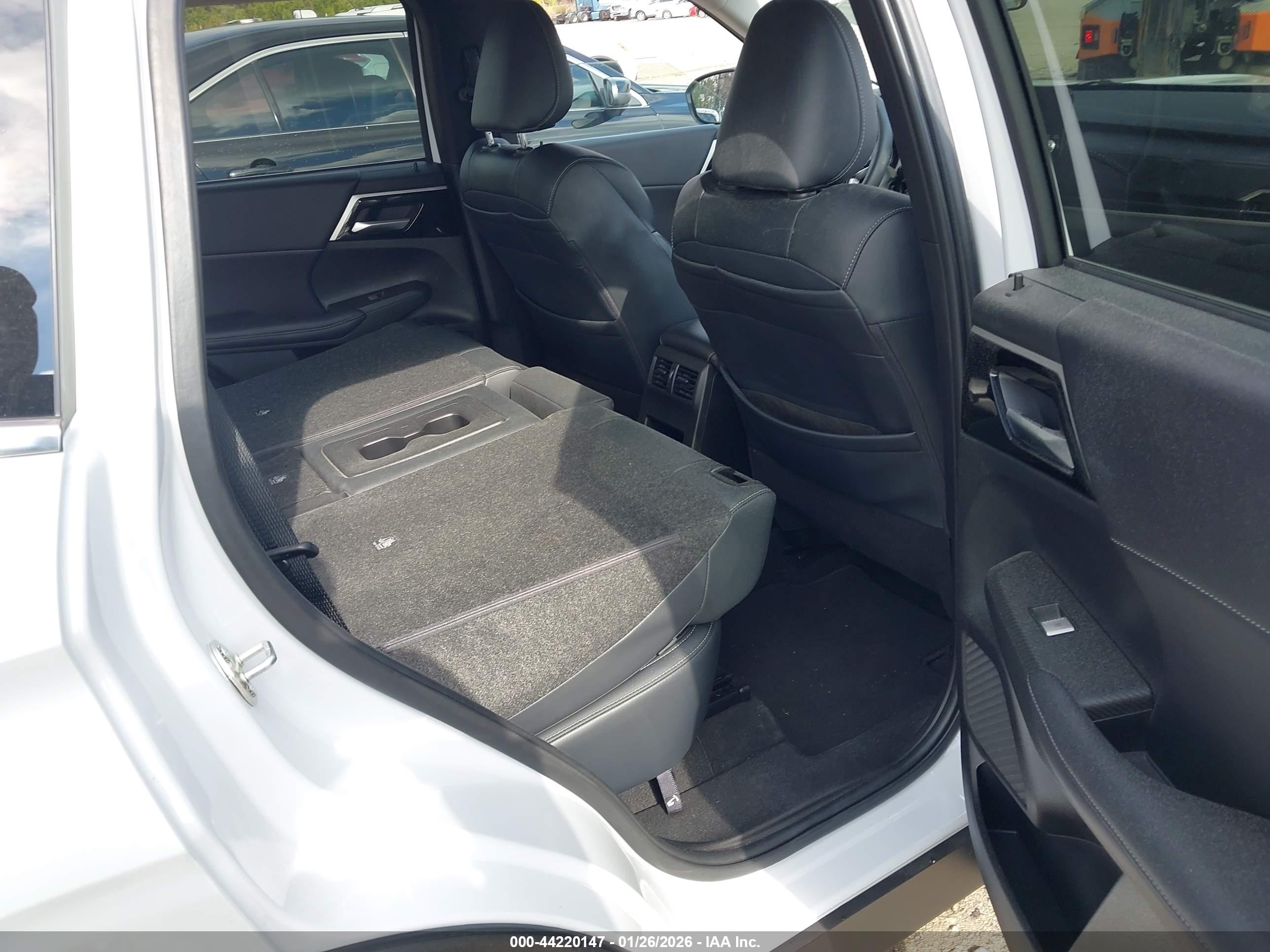MITSUBISHI OUTLANDER image 8