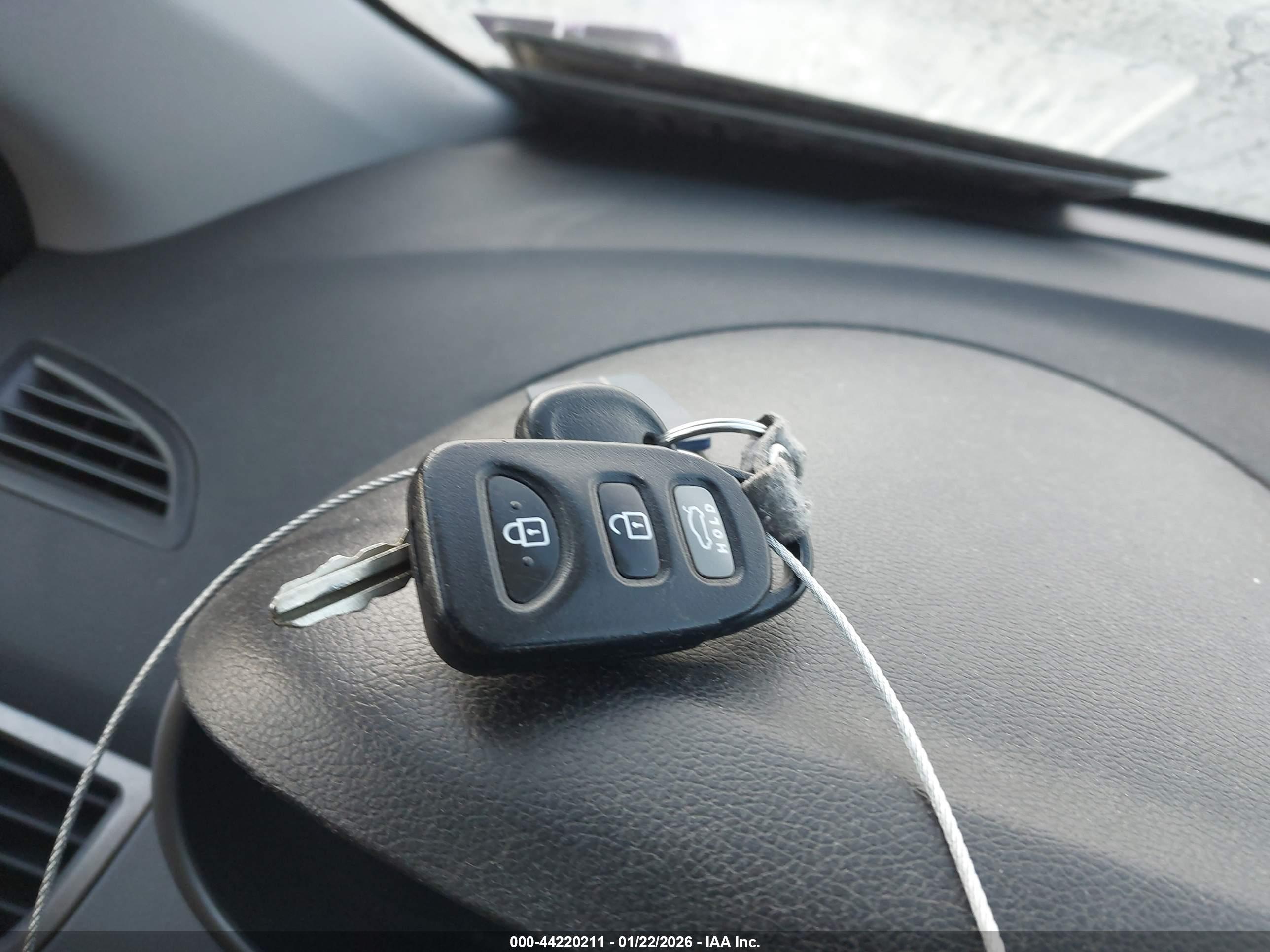 HYUNDAI ELANTRA image 11