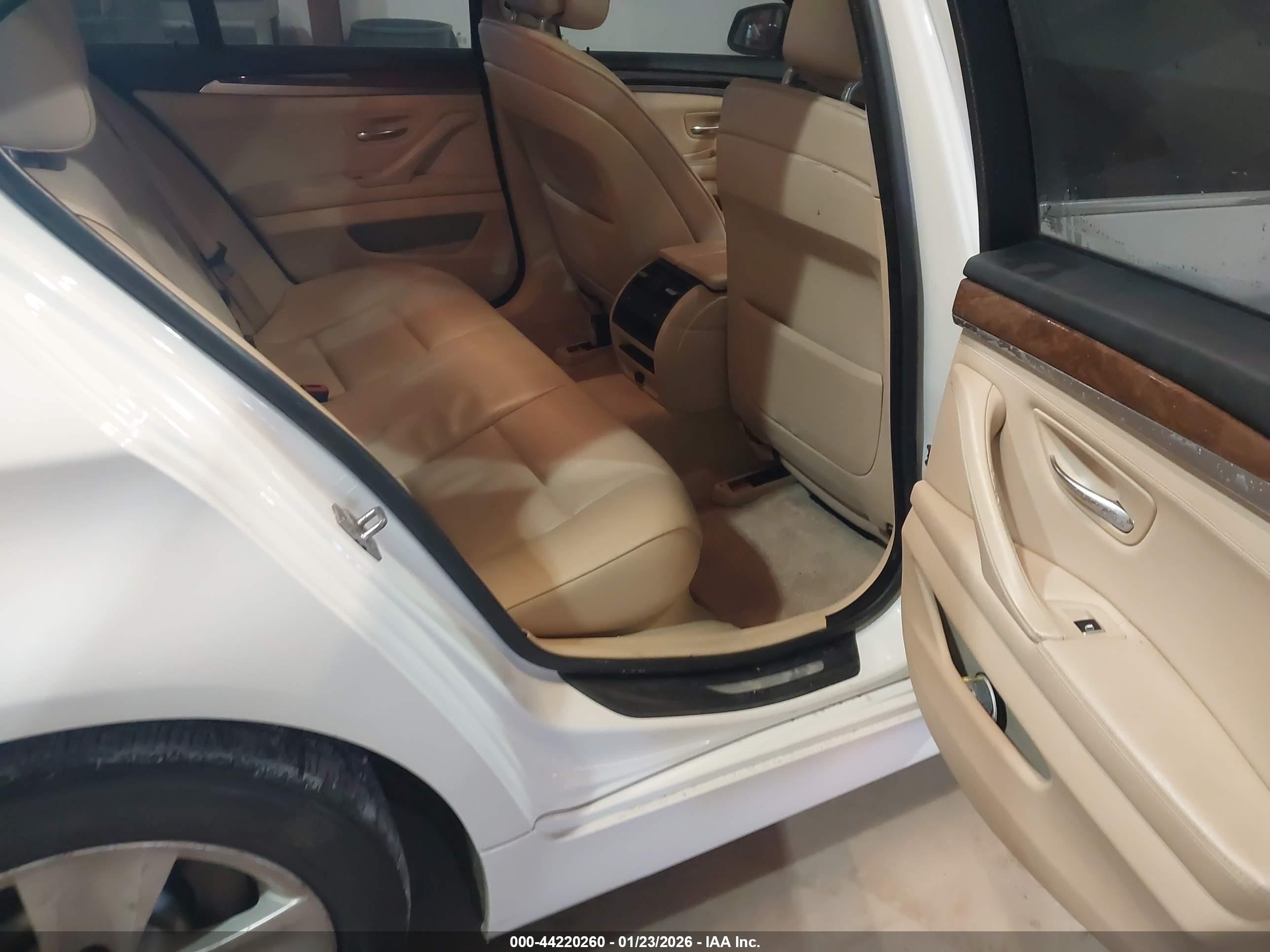 BMW 528I image 8