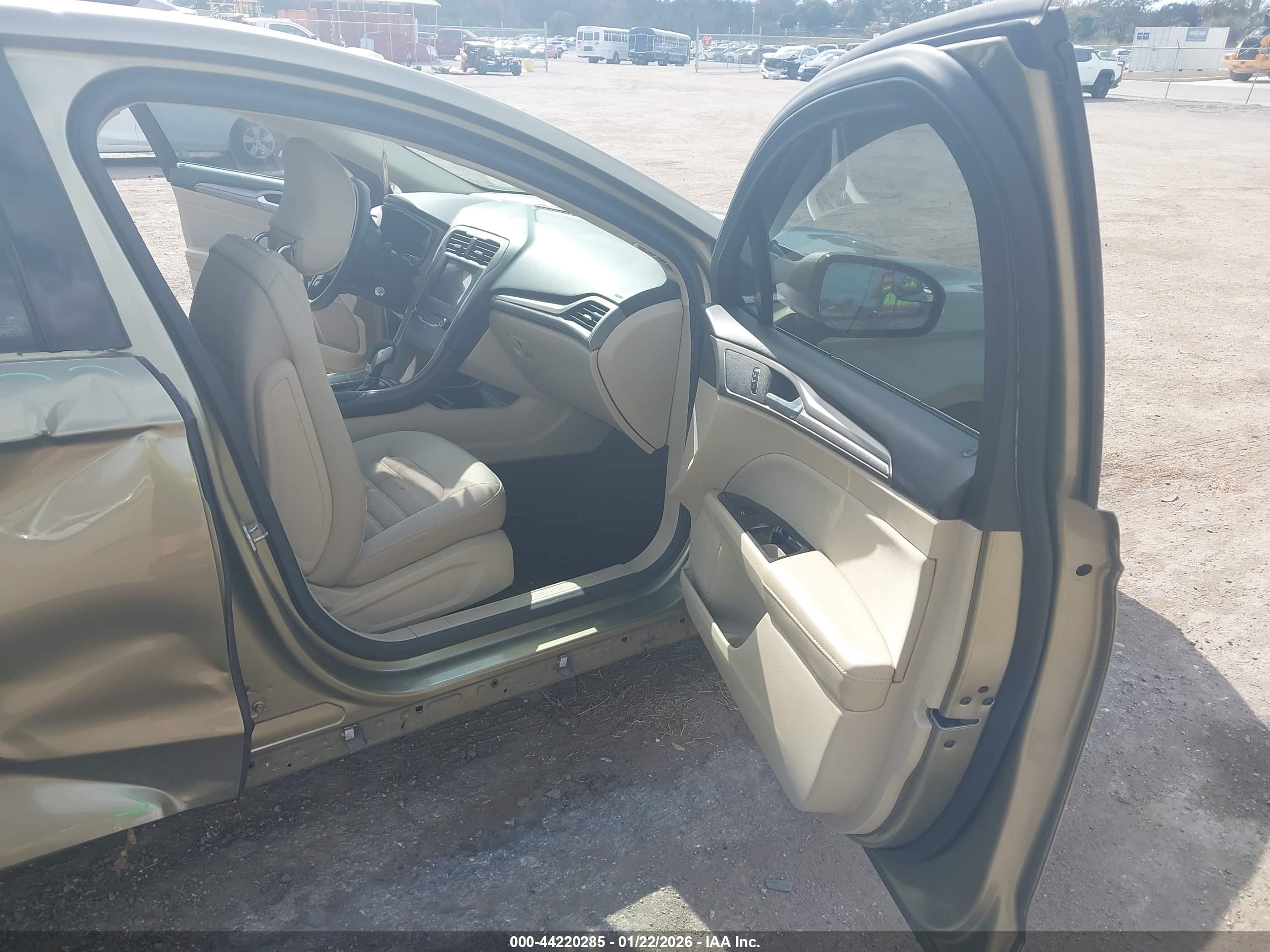 FORD FUSION image 5