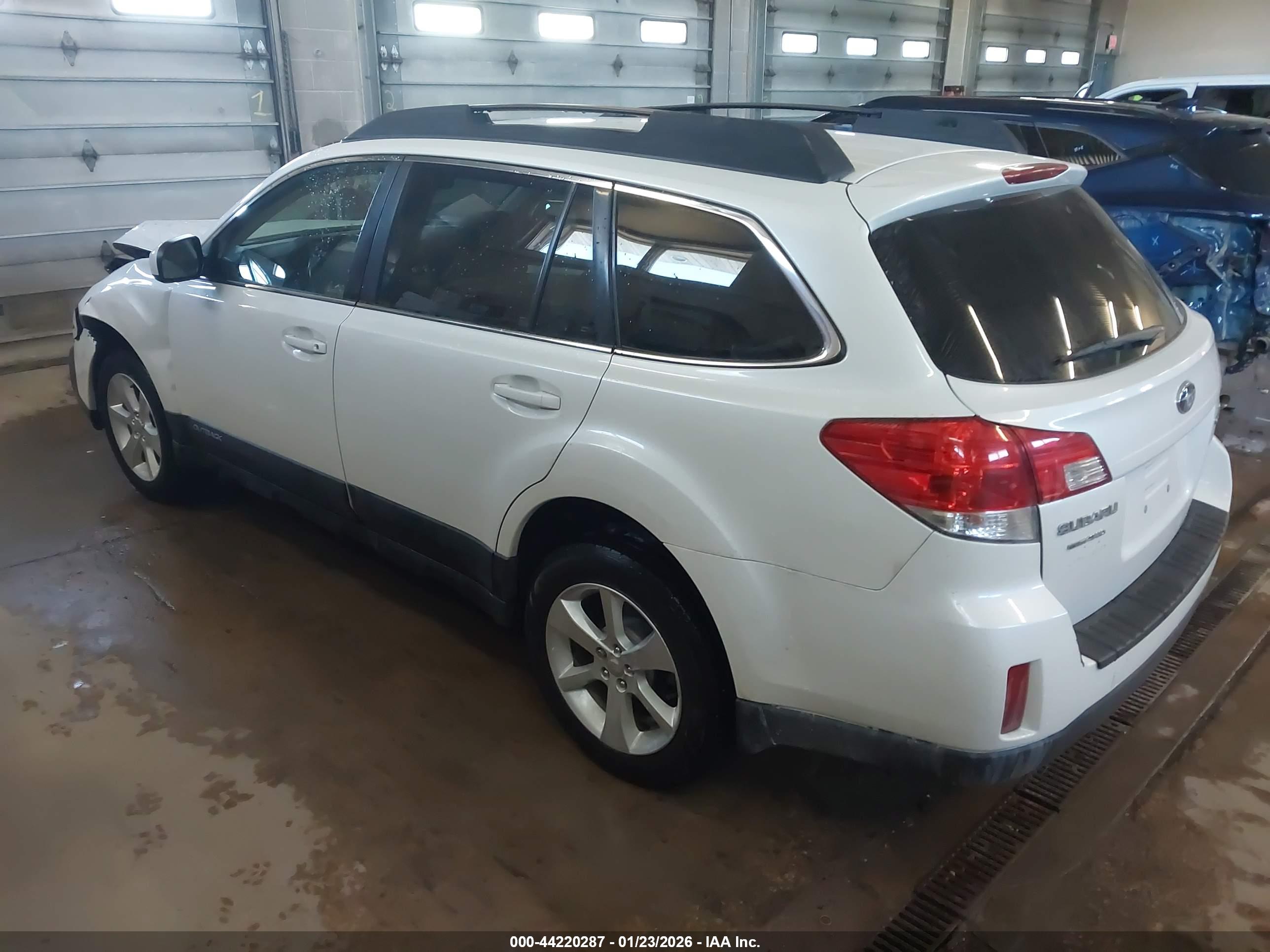 SUBARU OUTBACK image 3