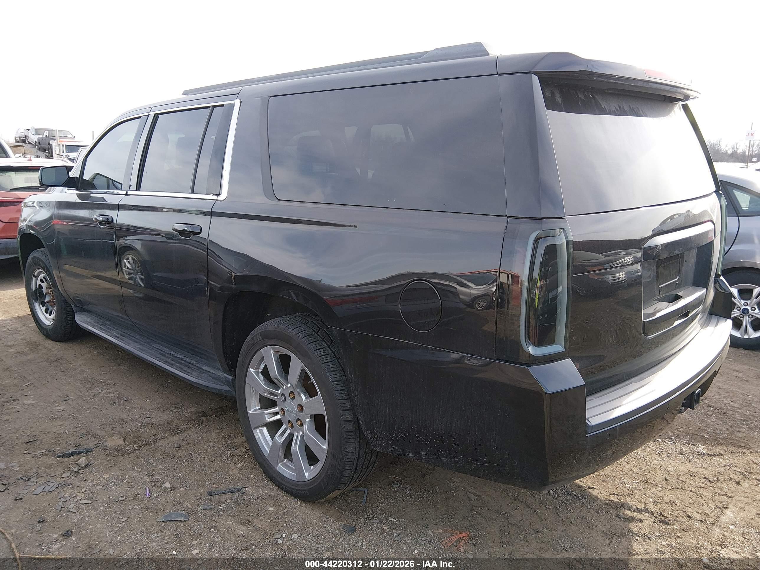 CHEVROLET SUBURBAN image 3