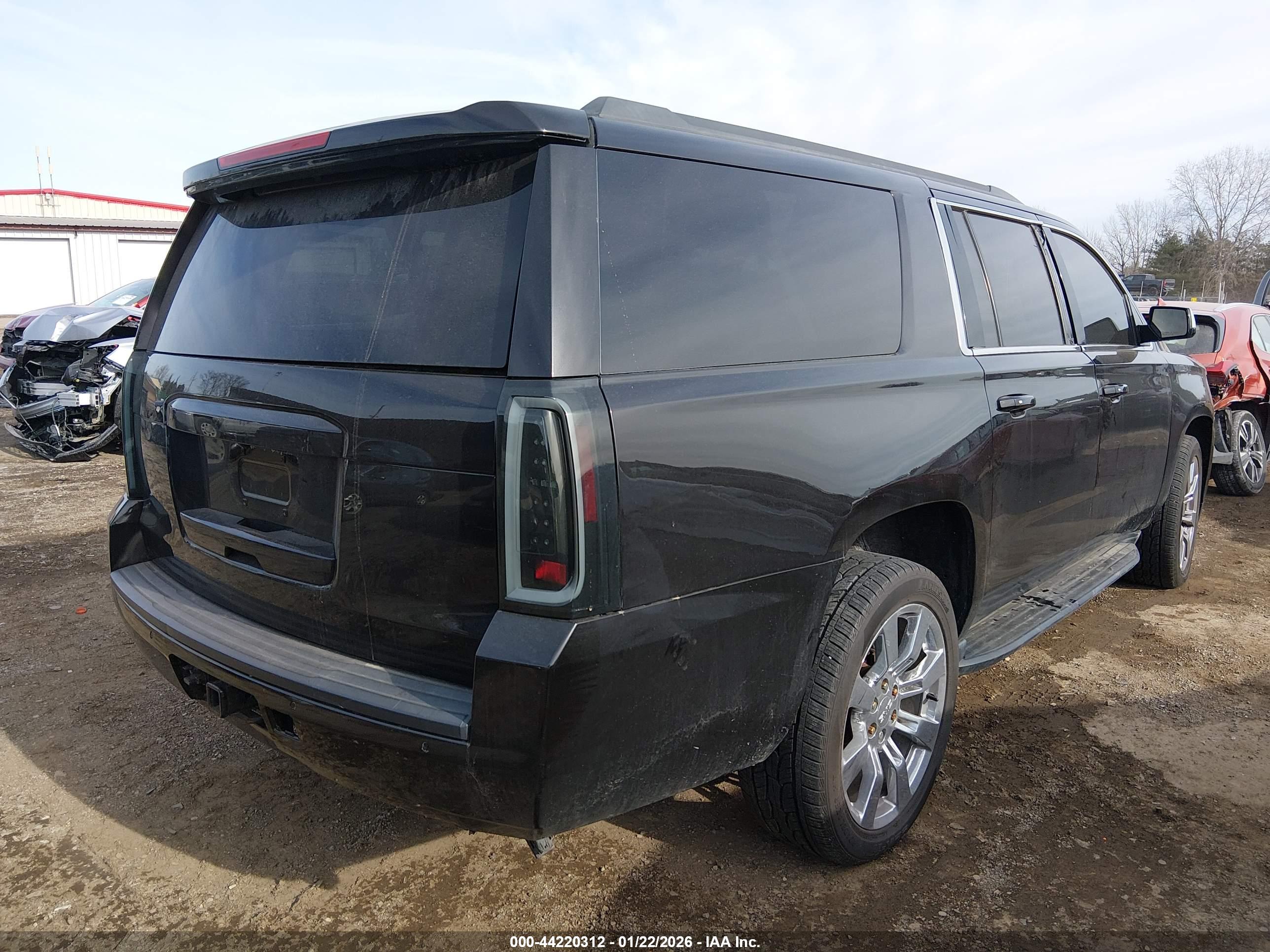 CHEVROLET SUBURBAN image 4