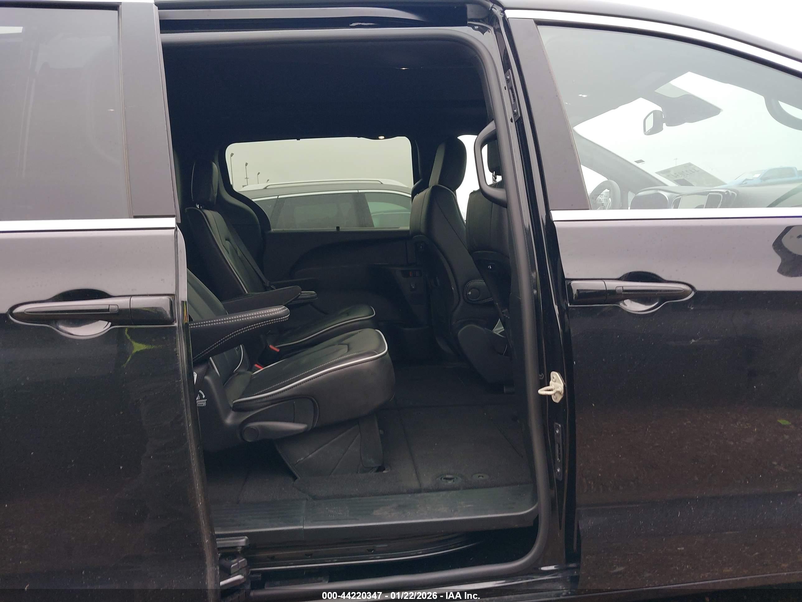CHRYSLER PACIFICA image 8