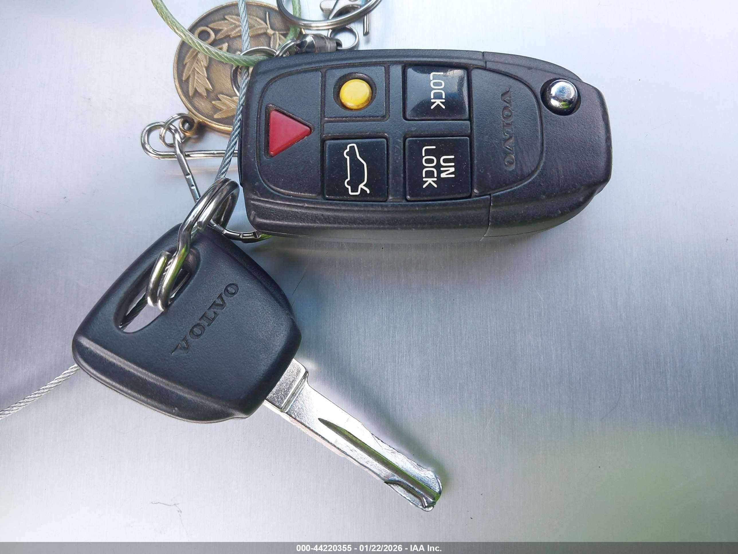 VOLVO V70 image 11