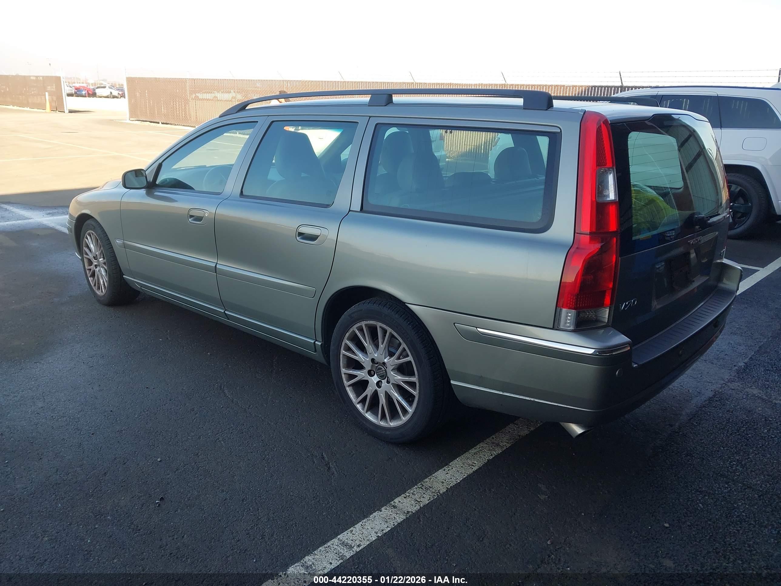 VOLVO V70 image 3