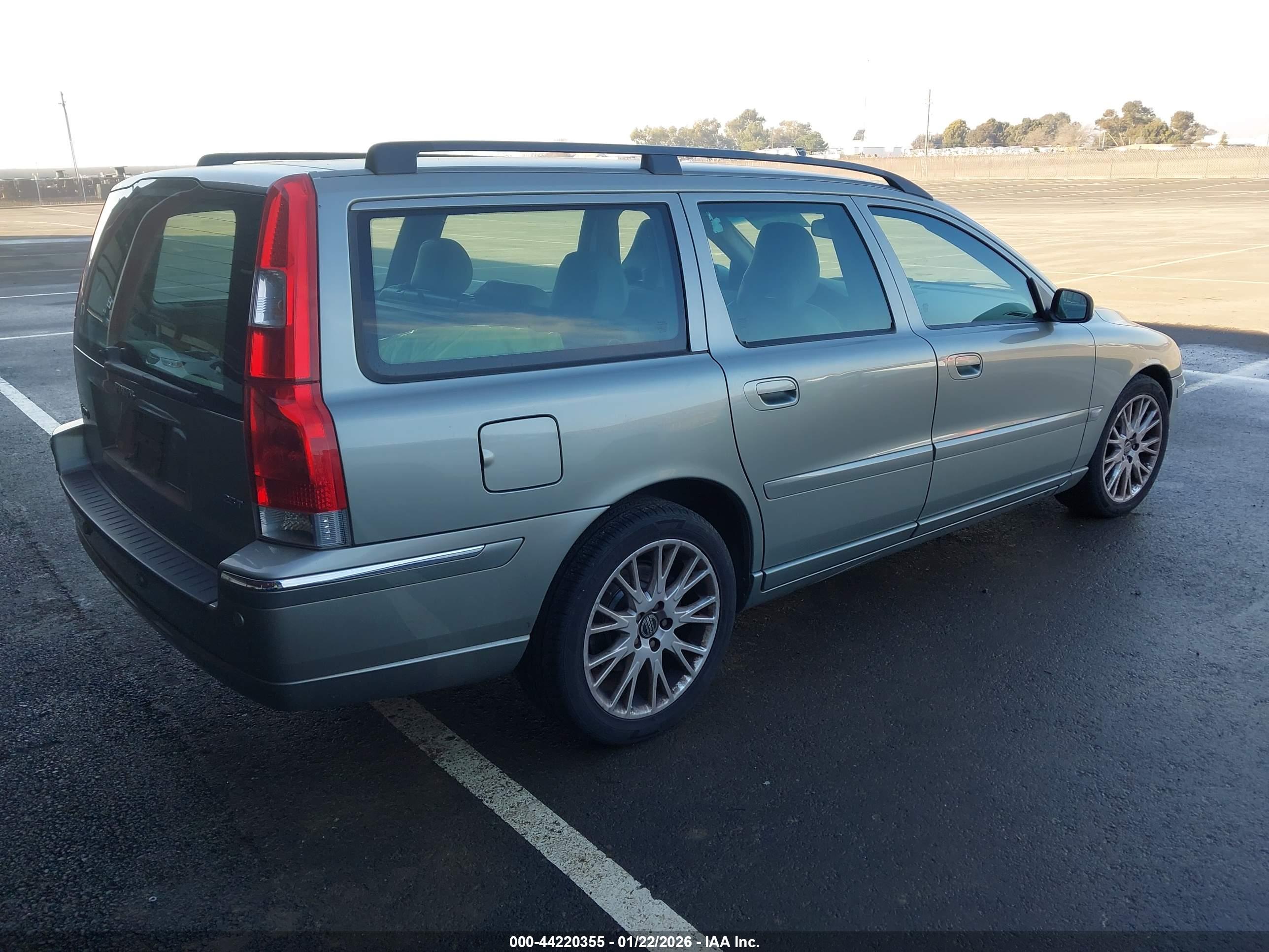 VOLVO V70 image 4