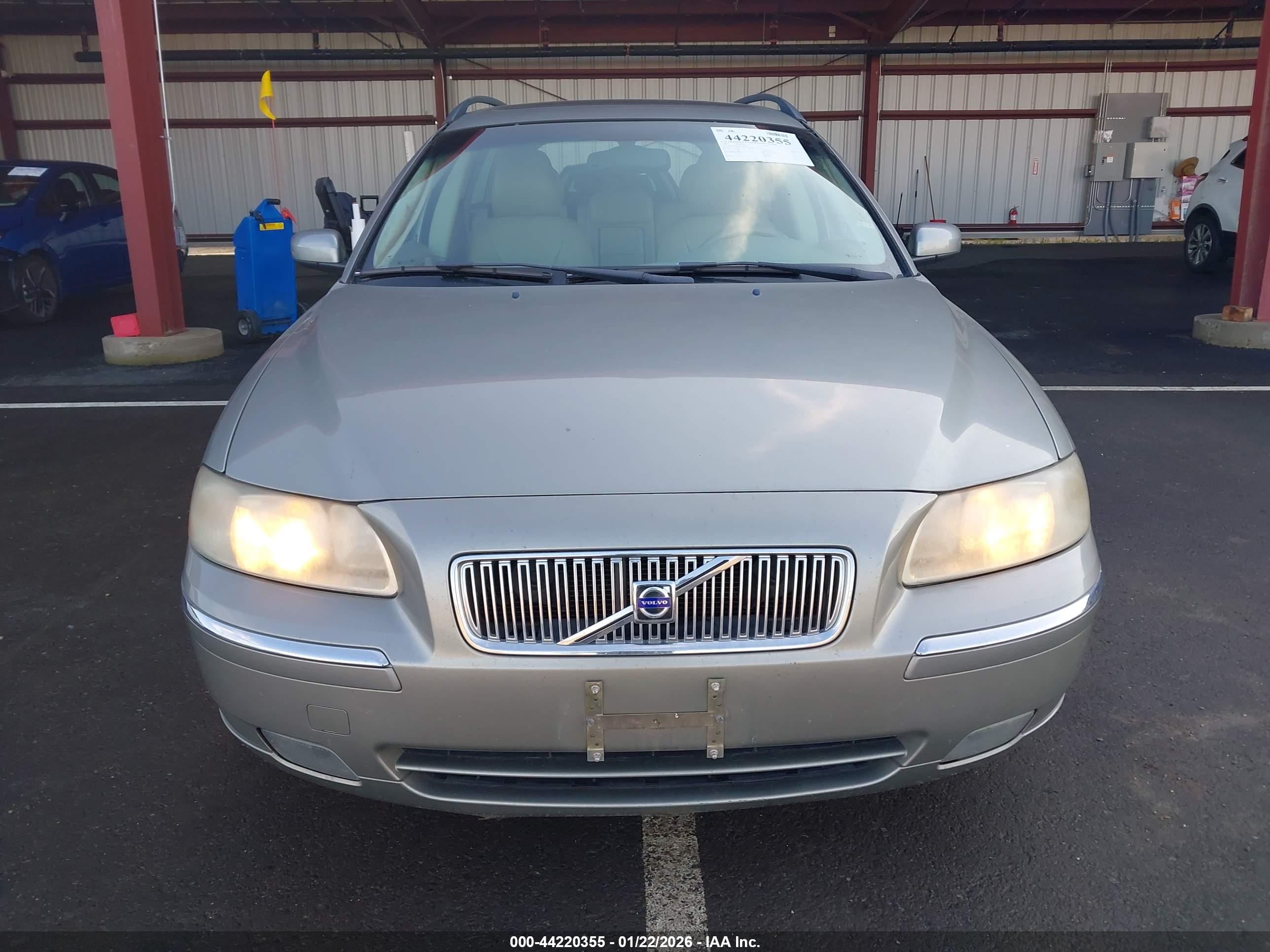 VOLVO V70 image 6