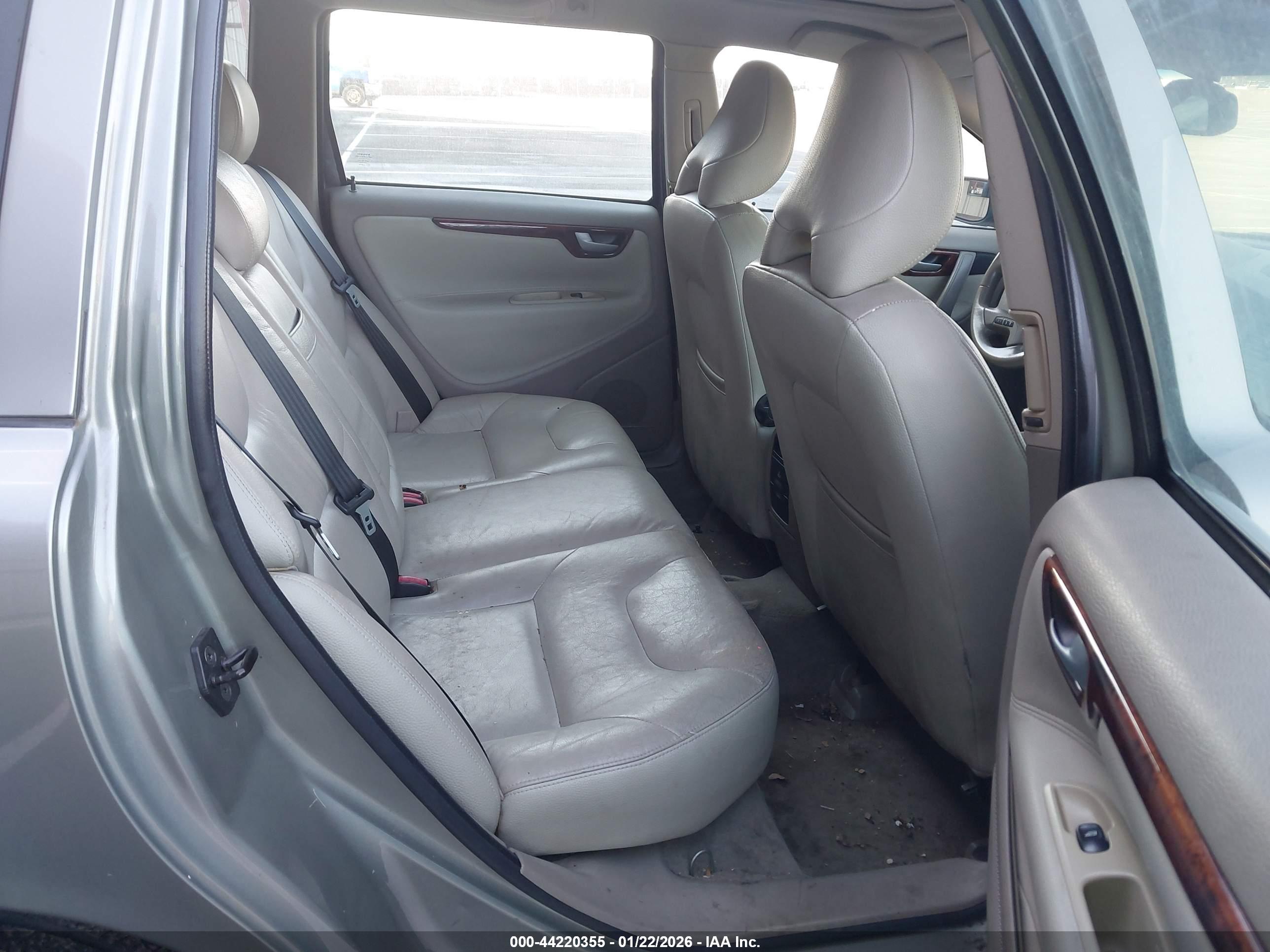 VOLVO V70 image 8