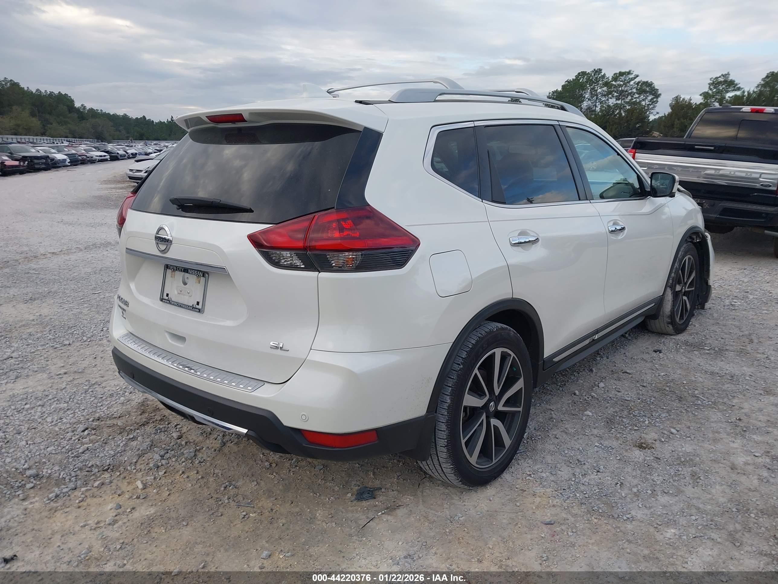 NISSAN ROGUE image 4