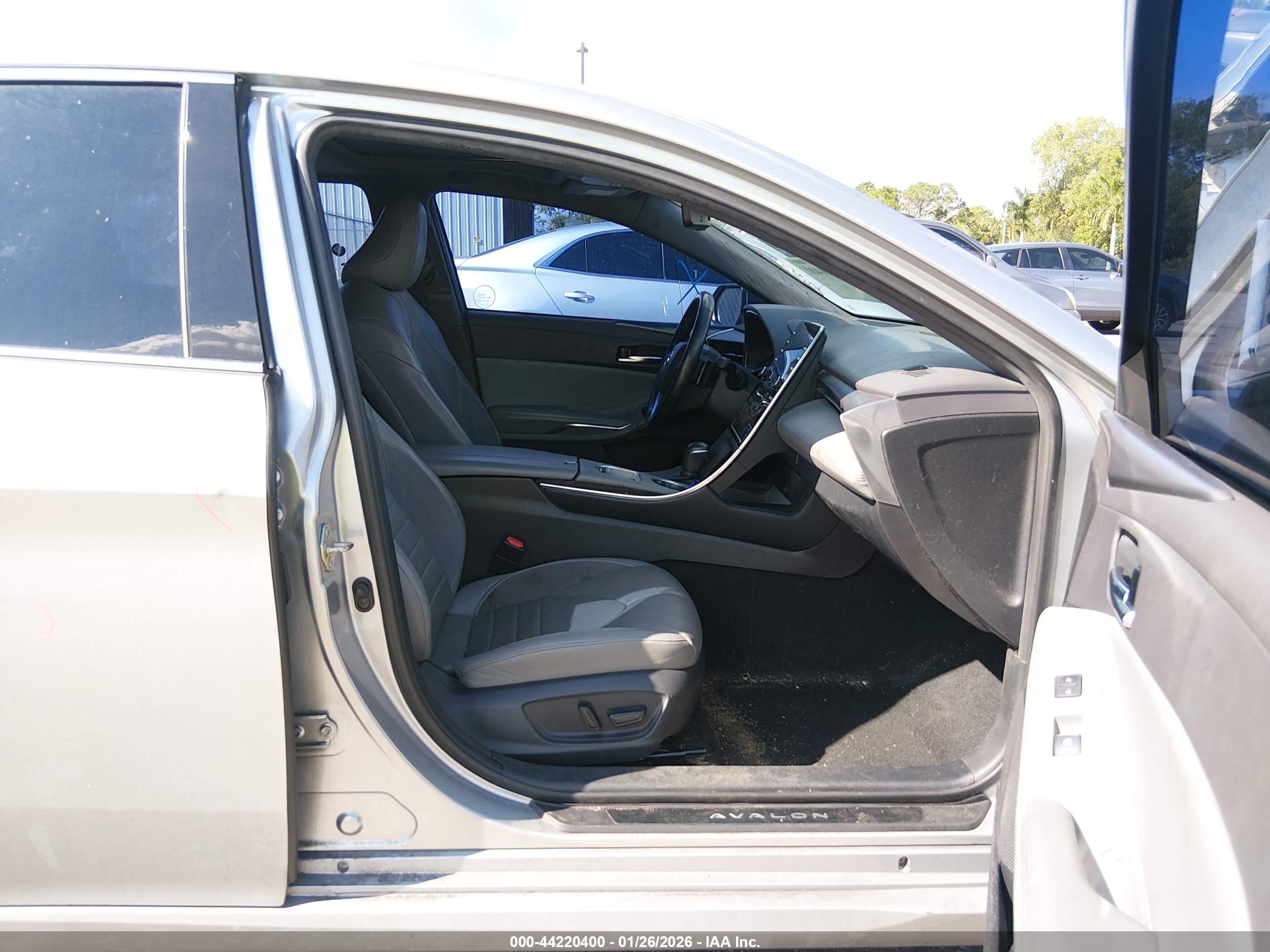 TOYOTA AVALON image 5