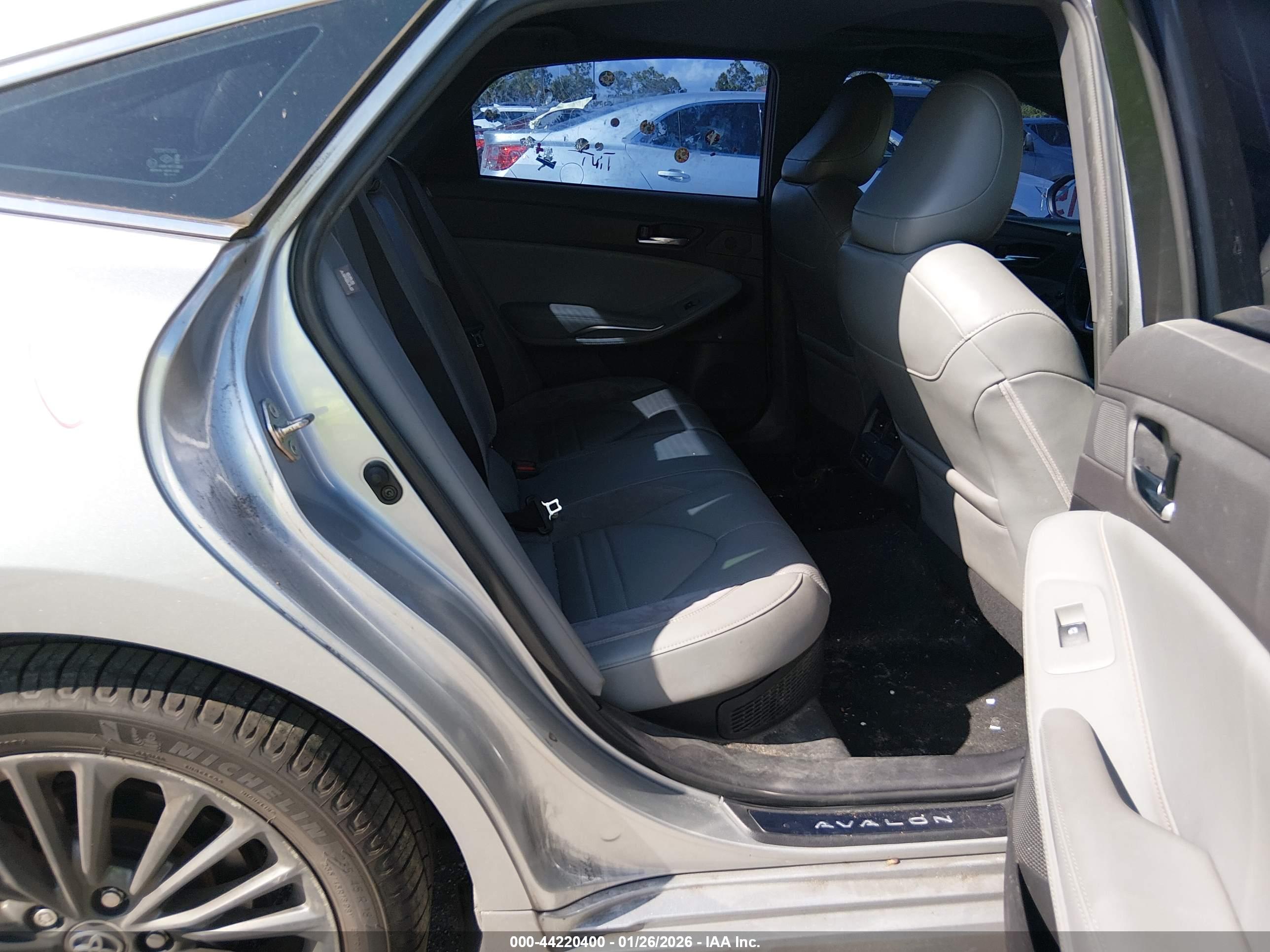 TOYOTA AVALON image 8