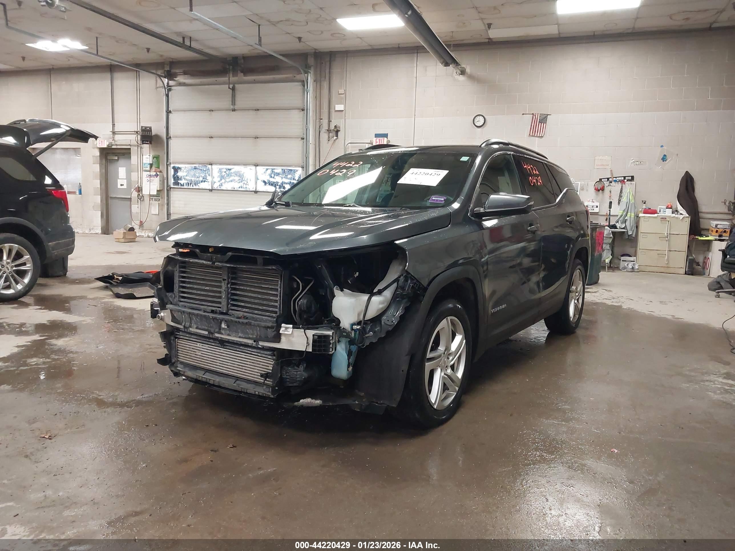 GMC TERRAIN image 2