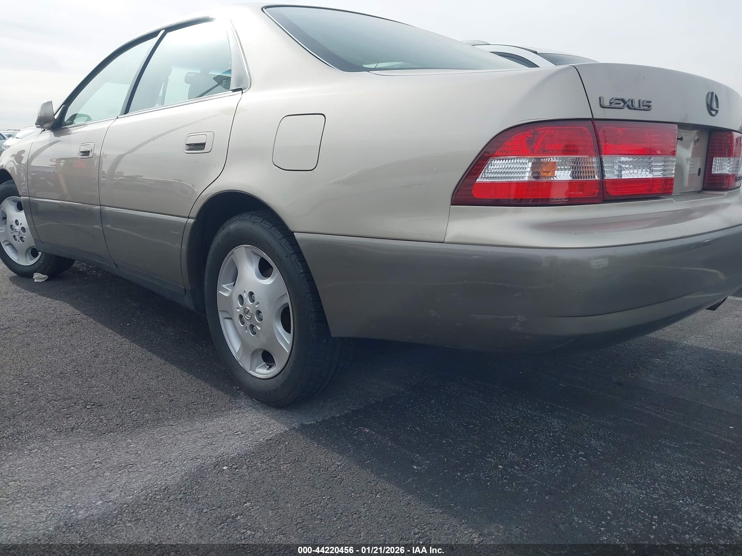 LEXUS ES image 6