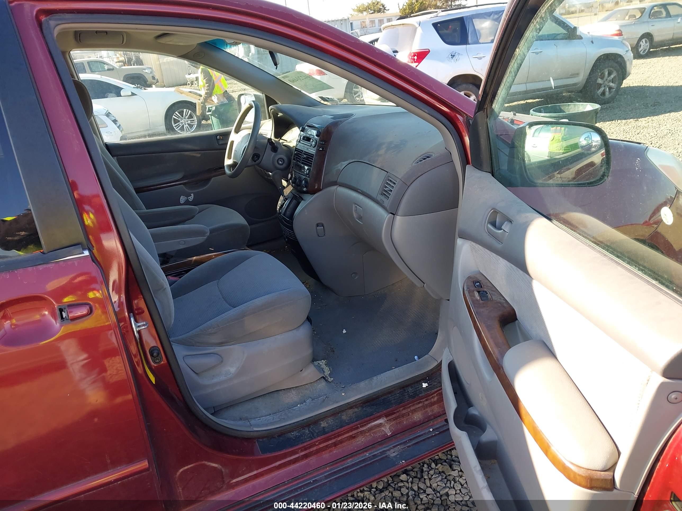 TOYOTA SIENNA image 5