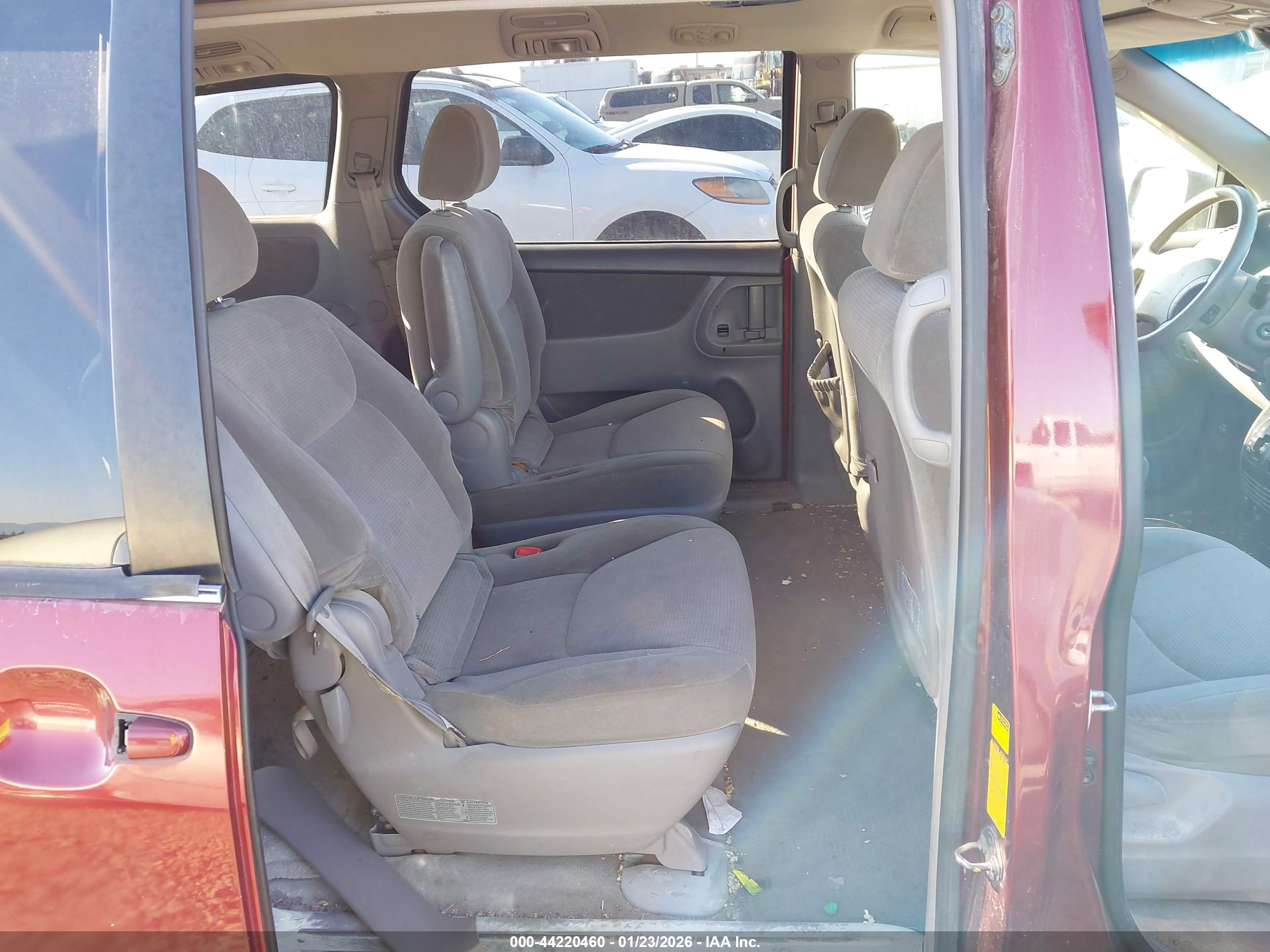 TOYOTA SIENNA image 8