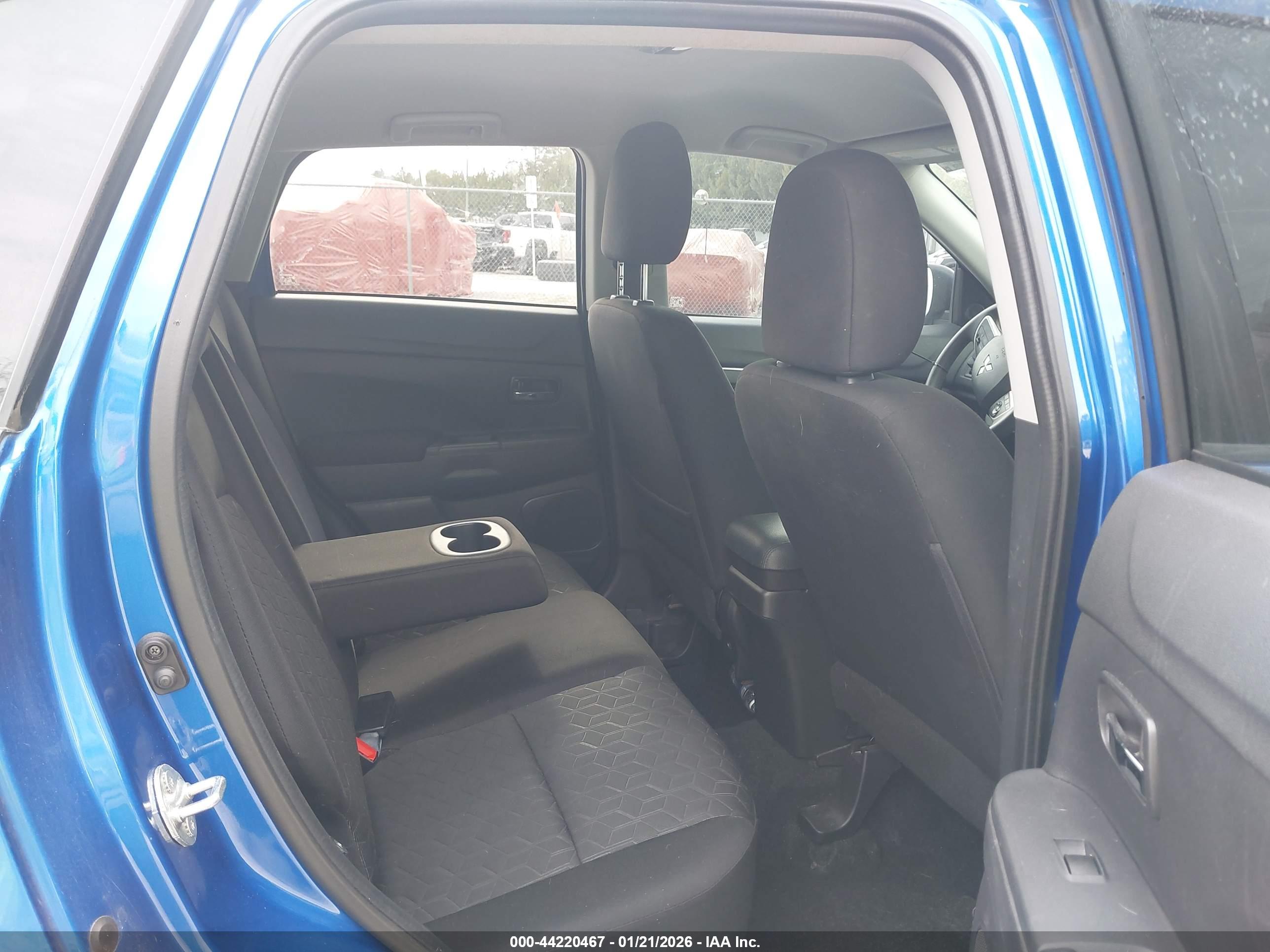 MITSUBISHI OUTLANDER image 8