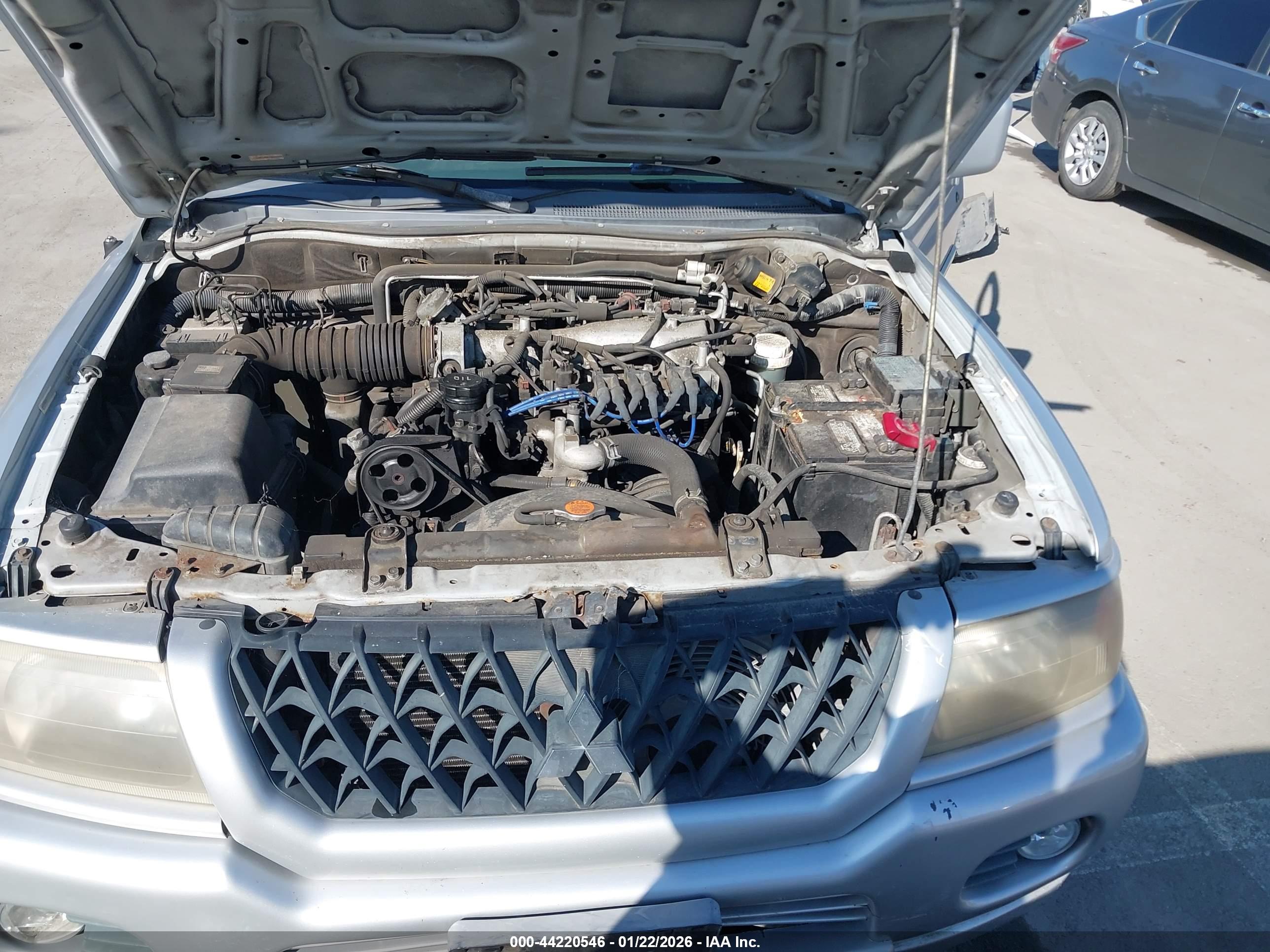 MITSUBISHI MONTERO image 10