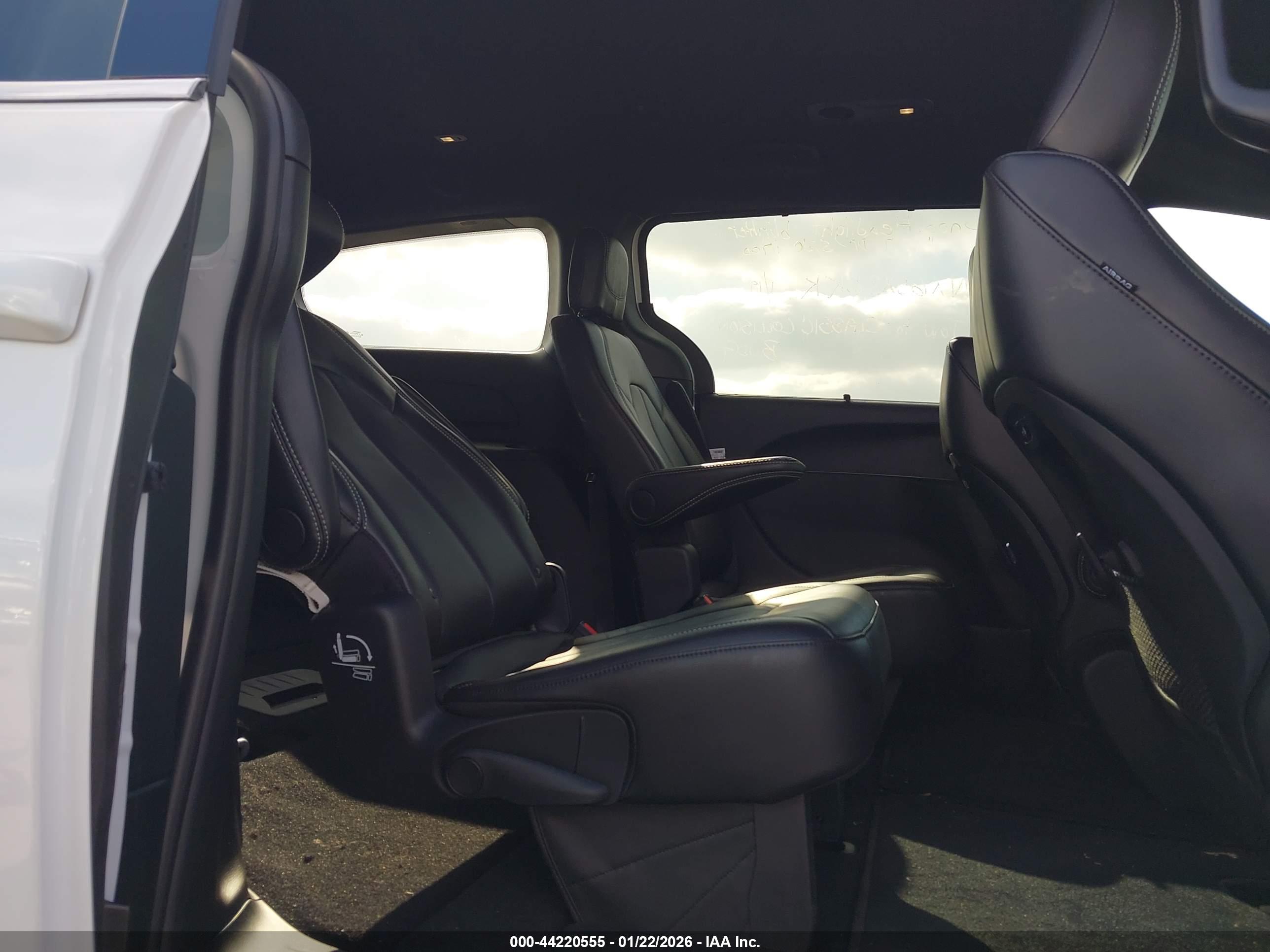 CHRYSLER PACIFICA image 8