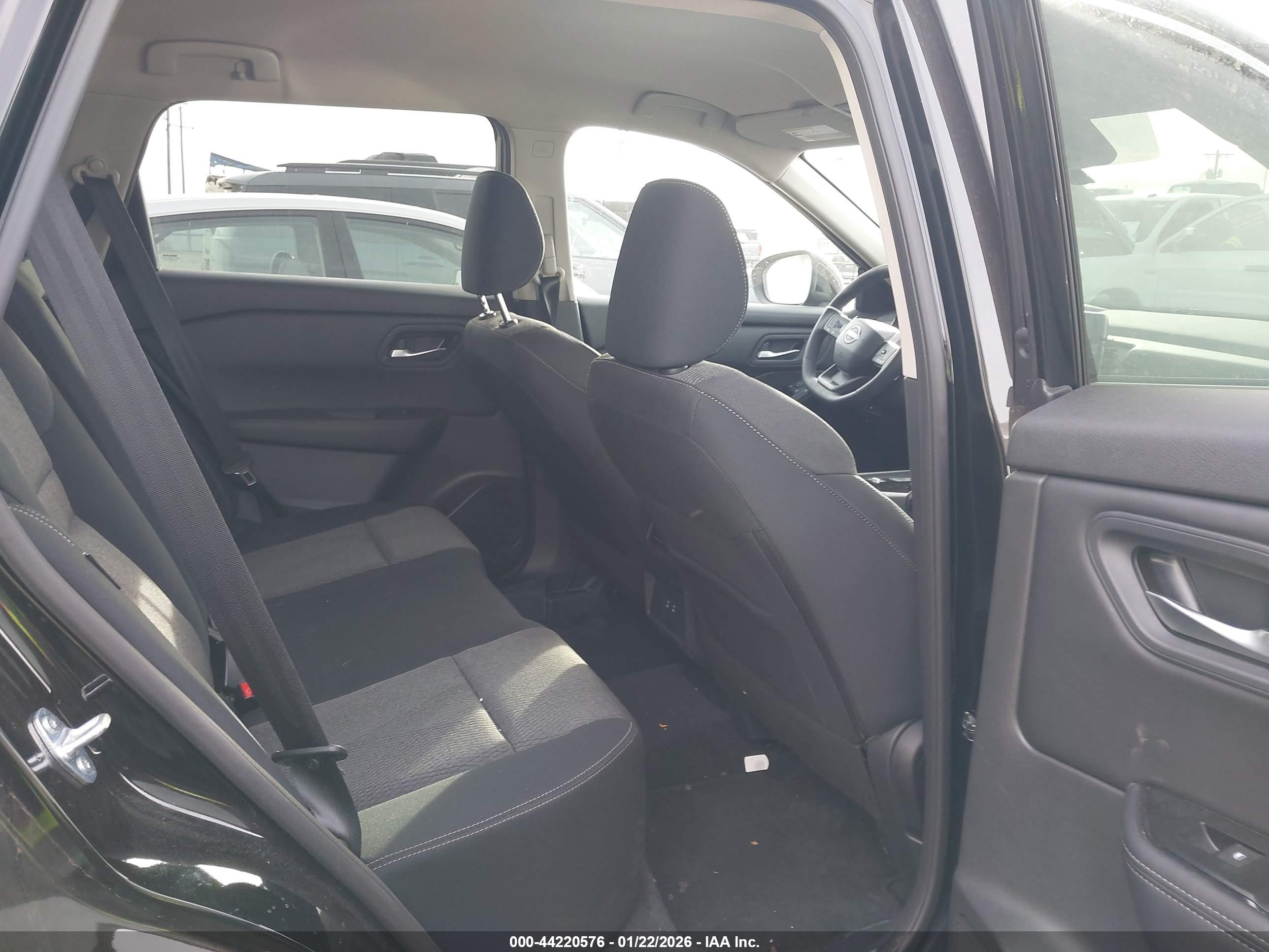 NISSAN ROGUE image 8