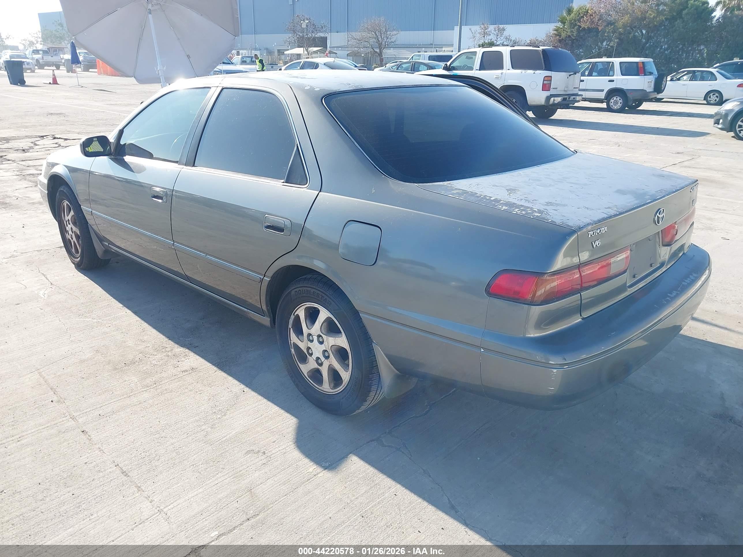 TOYOTA CAMRY image 3