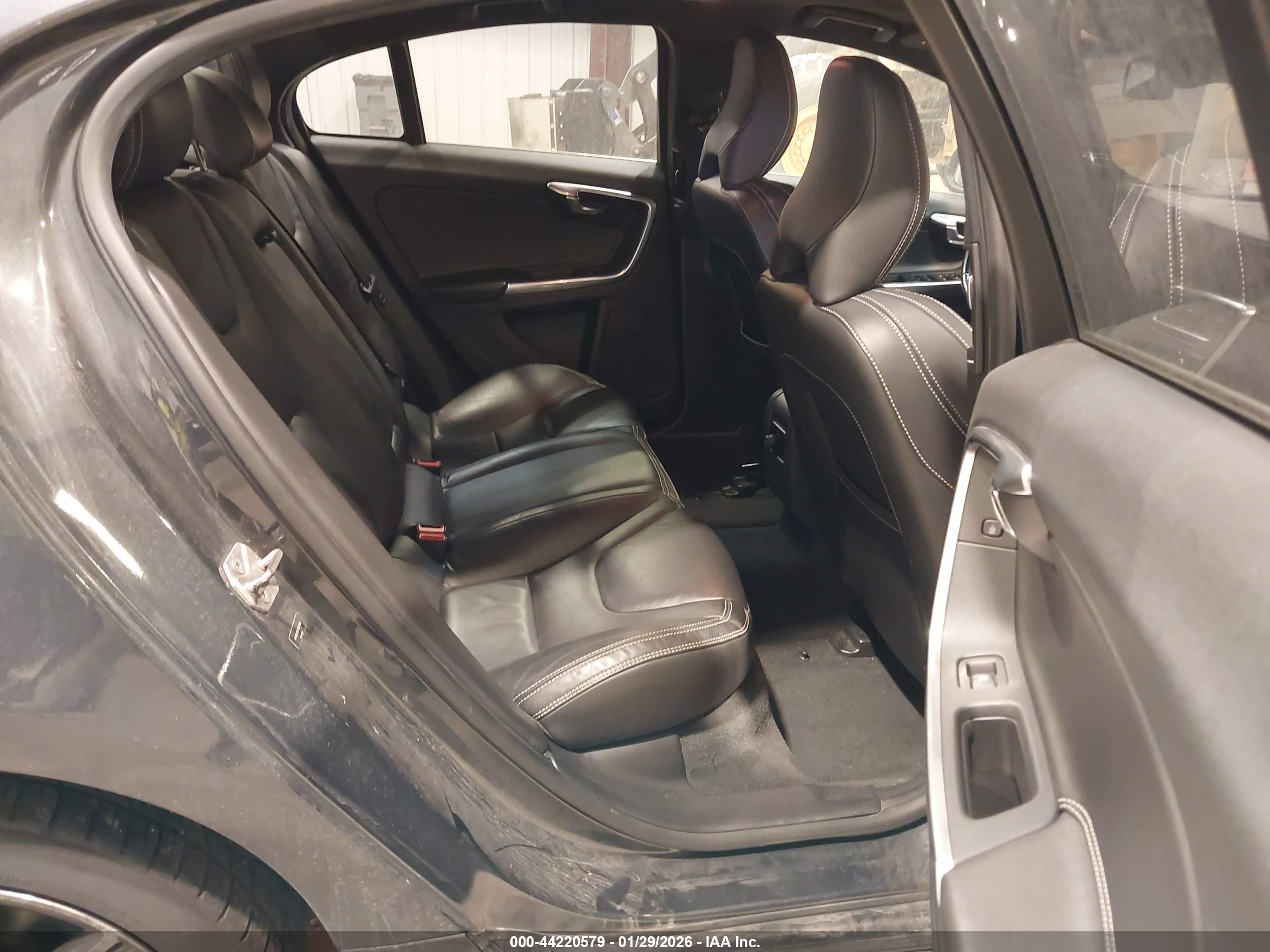 VOLVO S60 image 8